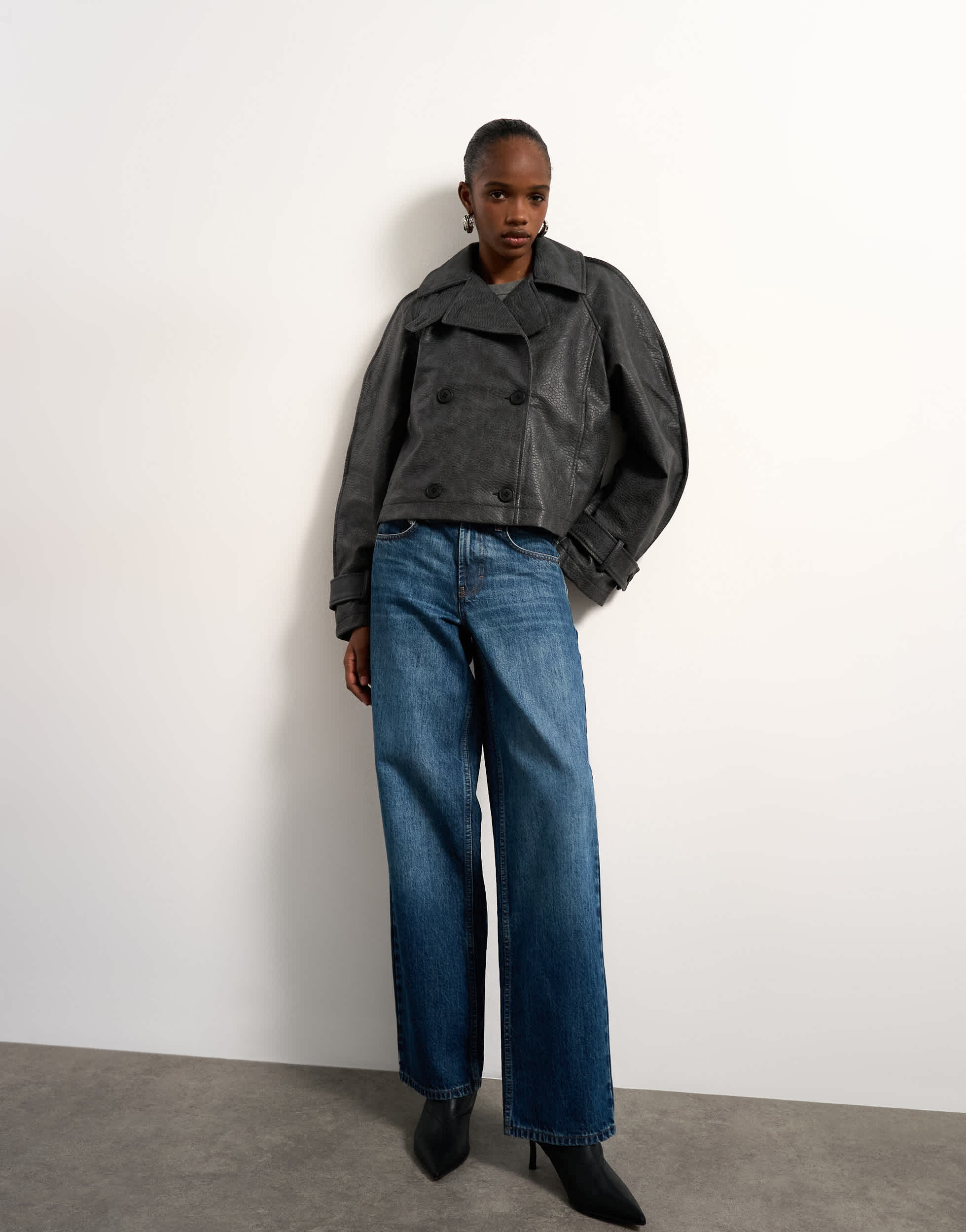 Topshop kurzer Trenchcoat aus Kunstleder mit ovalen Ärmeln in verwaschenem Schwarz