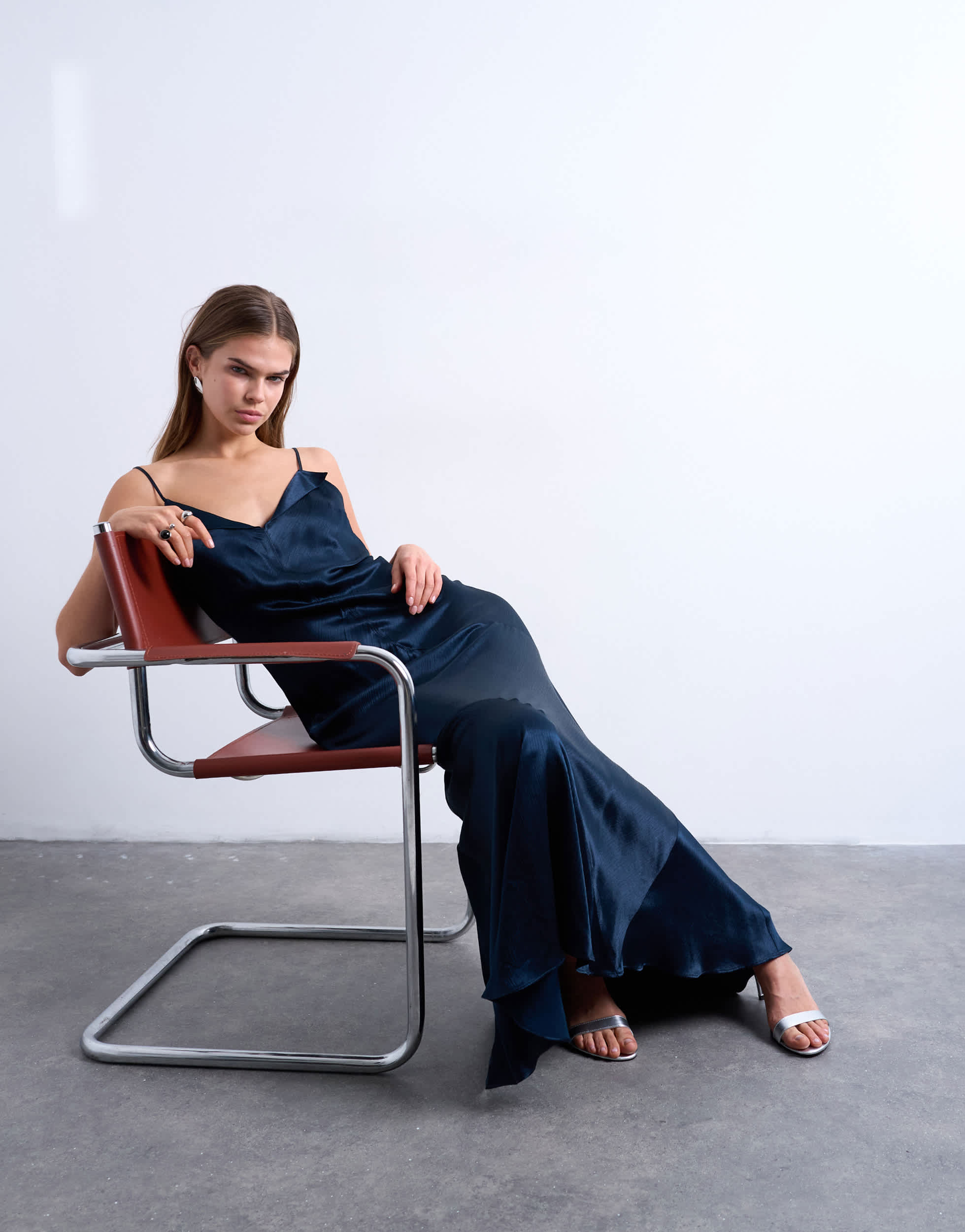 Robe nuisette longue Topshop en satin bleu marine à ourlet replié.