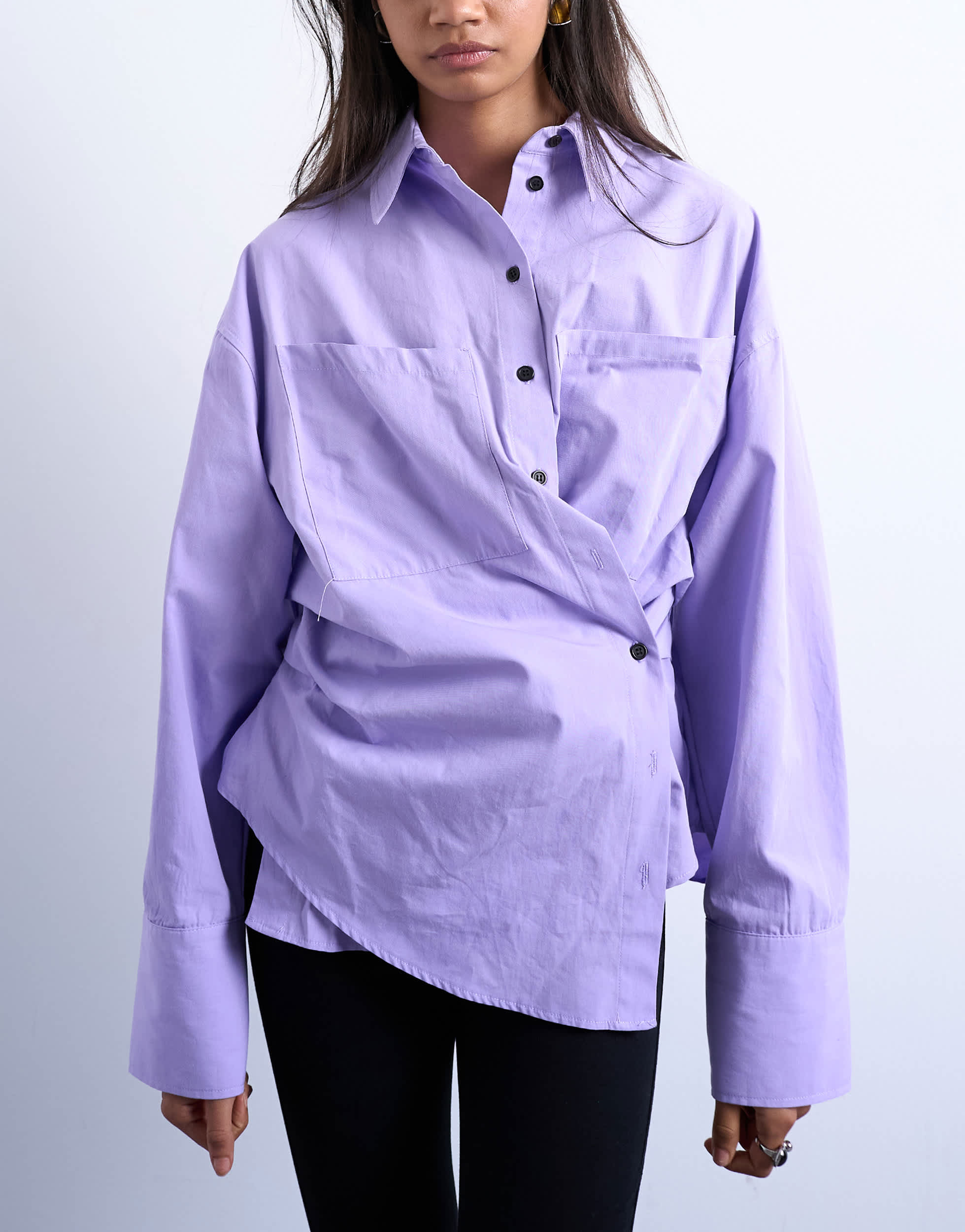 Chemise Topshop violette à patte de boutonnage asymétrique, manches longues et taille cintrée.