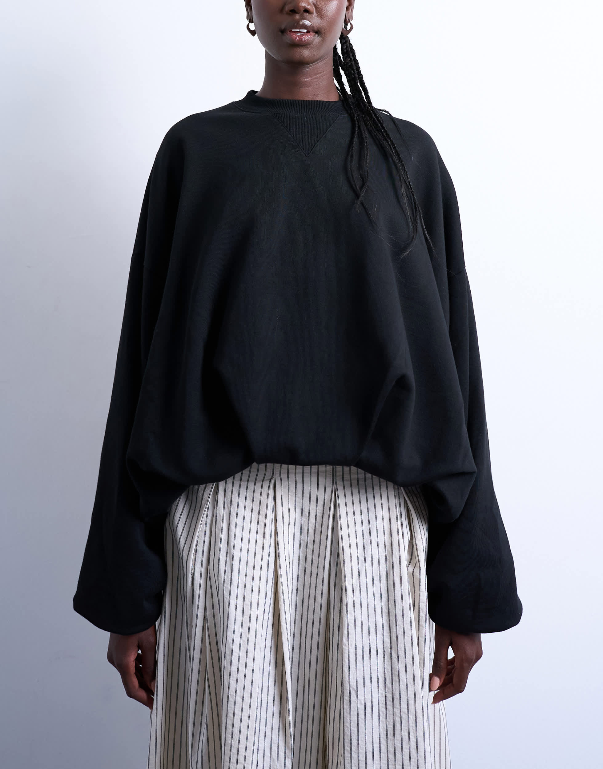 Topshop Sweatshirt mit Ballonsaum in Schwarz