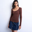 Top Topshop côtelé à manches longues et col rond noué, couleur marron chocolat