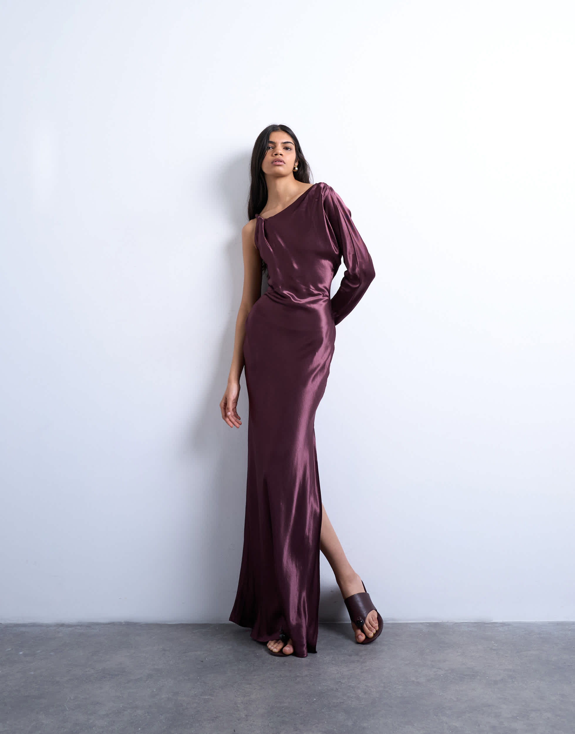 Topshop Maxikleid aus Satin mit einem Ärmel und gedrehten Trägern in Port Royale