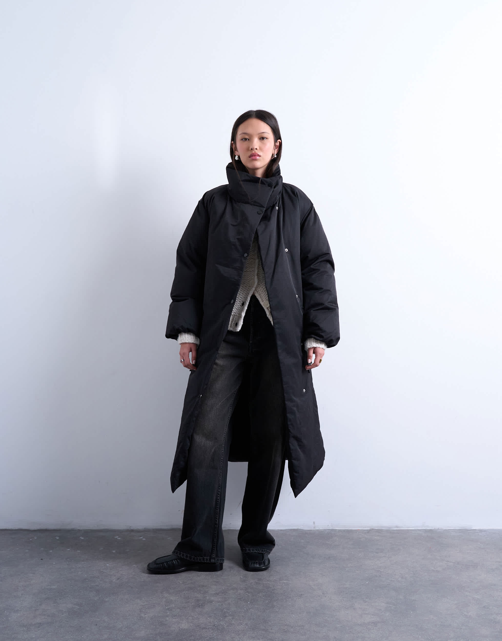 Topshop lange Steppjacke mit Stehkragen und Gürtel in Schwarz
