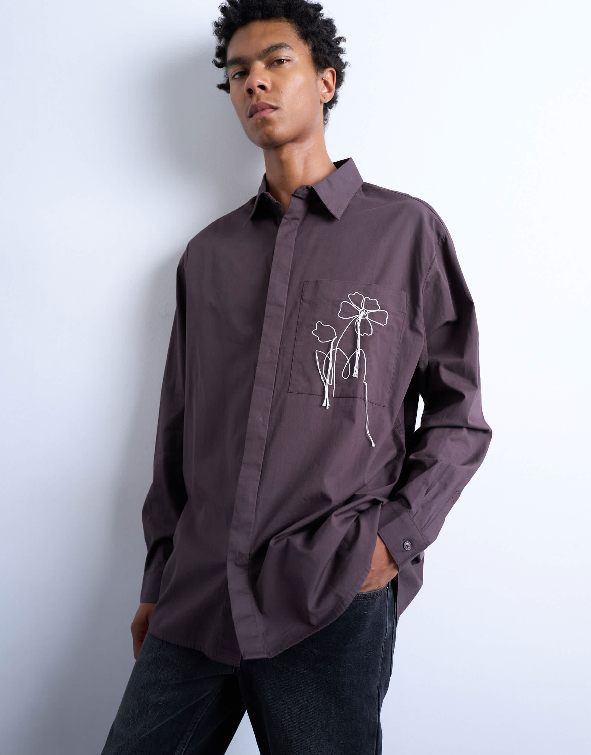 Topman Popelinehemd mit Oversized-Passform und Blumenstickerei in Braun
