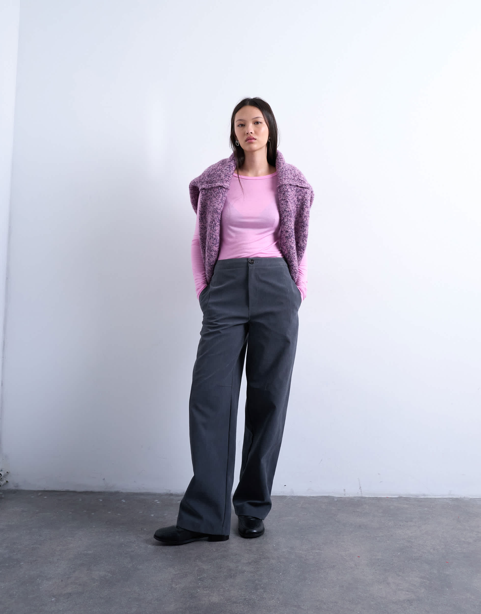 Pantalon large en suédine Topshop, couleur ardoise, avec coutures apparentes.