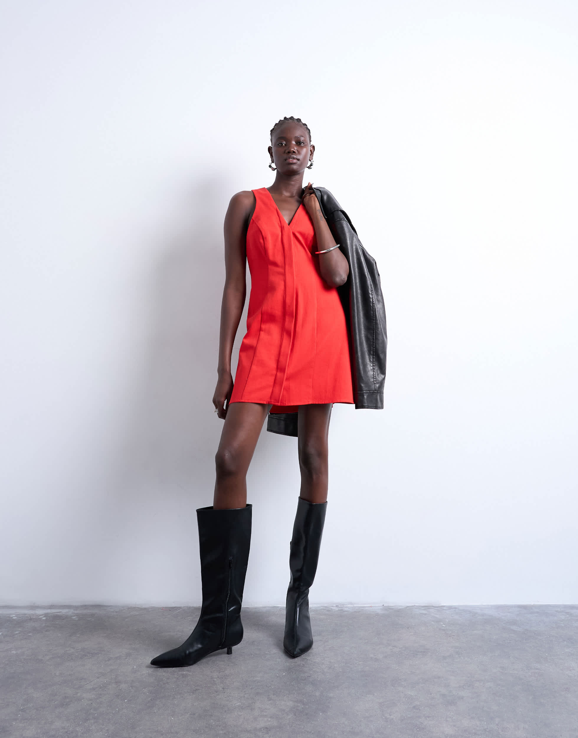 Robe courte structurée Topshop rouge à col en V et patte de boutonnage épurée