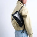 Topshop Saxon Schultertasche mit Strukturmuster in Schwarz