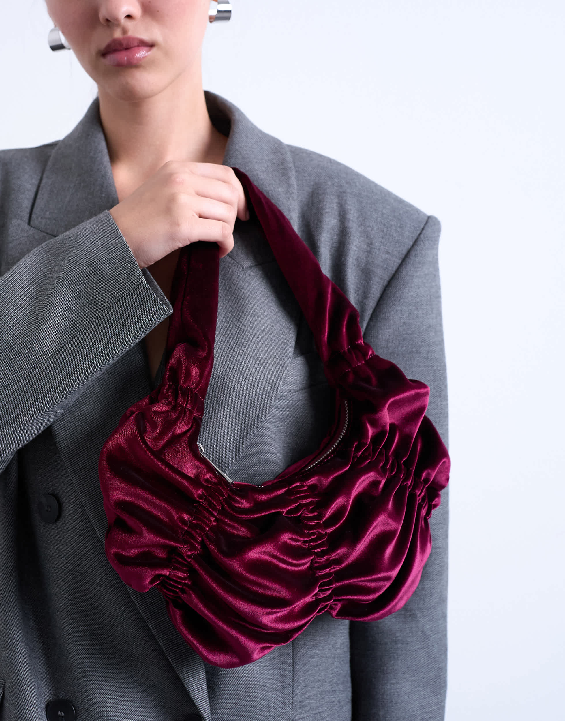 Topshop Saphire Schultertasche aus gerafftem Samt in Pflaumenfarbe