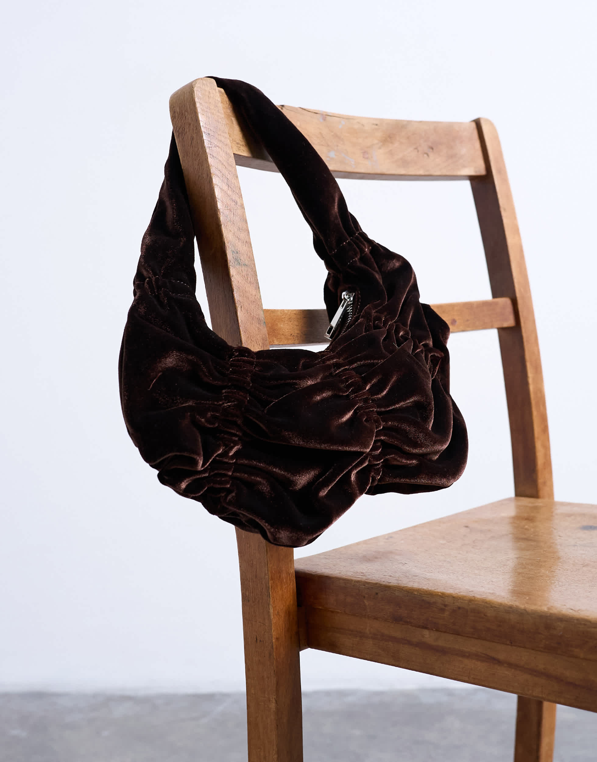 Topshop Saphire Schultertasche aus gerafftem Samt in Schokoladenbraun