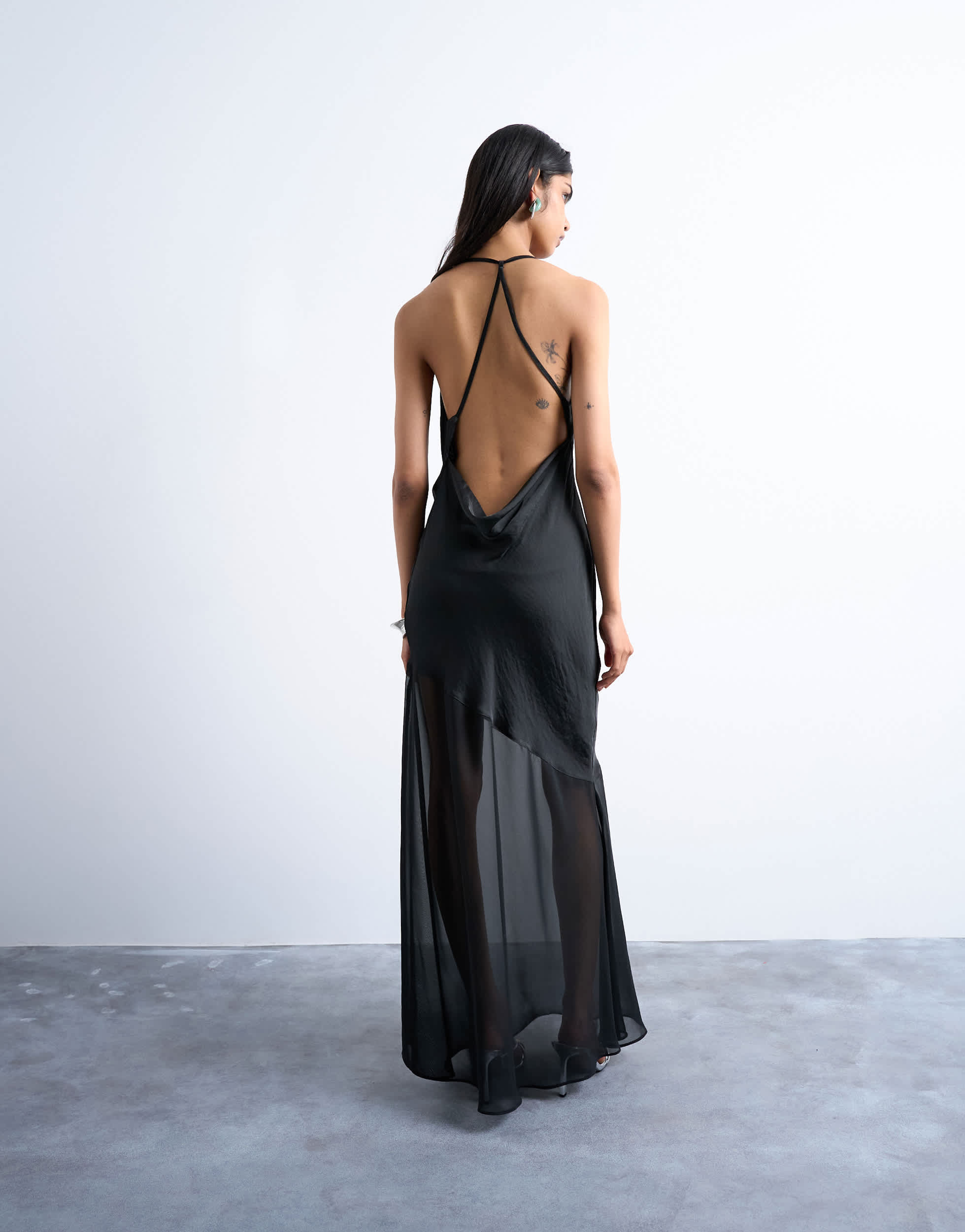 Robe Topshop à col bénitier en tissu mixte noir, idéale pour les occasions spéciales.