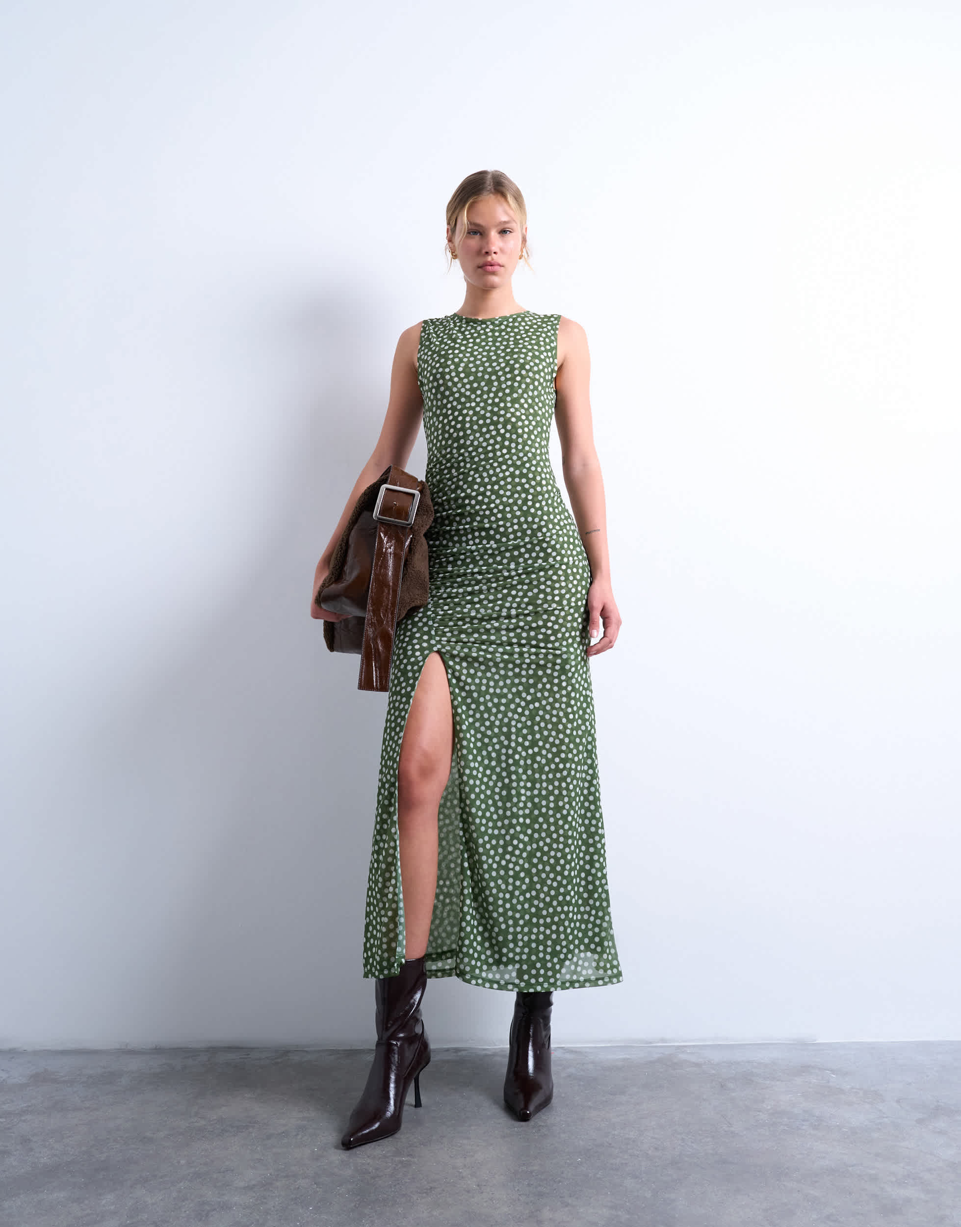 Topshop gerafftes, gepunktetes Maxikleid in Grün