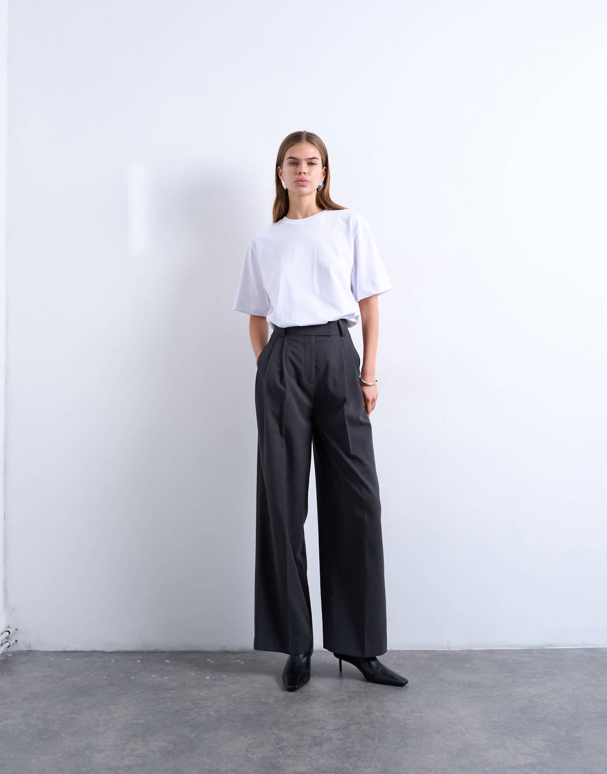 Topshop gebürstete, hochgeschnittene, zweifach gefaltete Stoffhose in Dunkelgrau