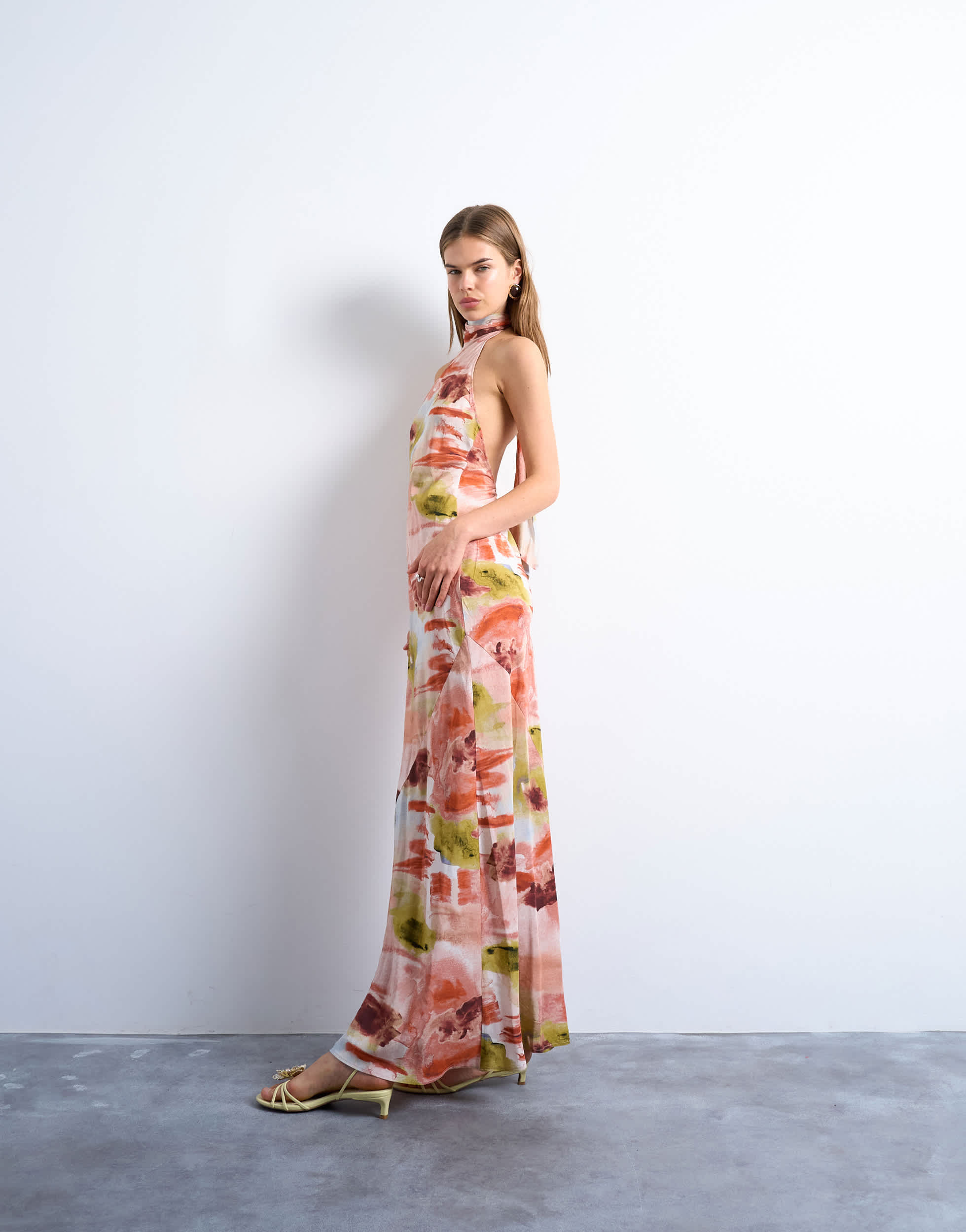 Robe midi Topshop à col montant et dos nu, imprimée de fleurs abstraites audacieuses.