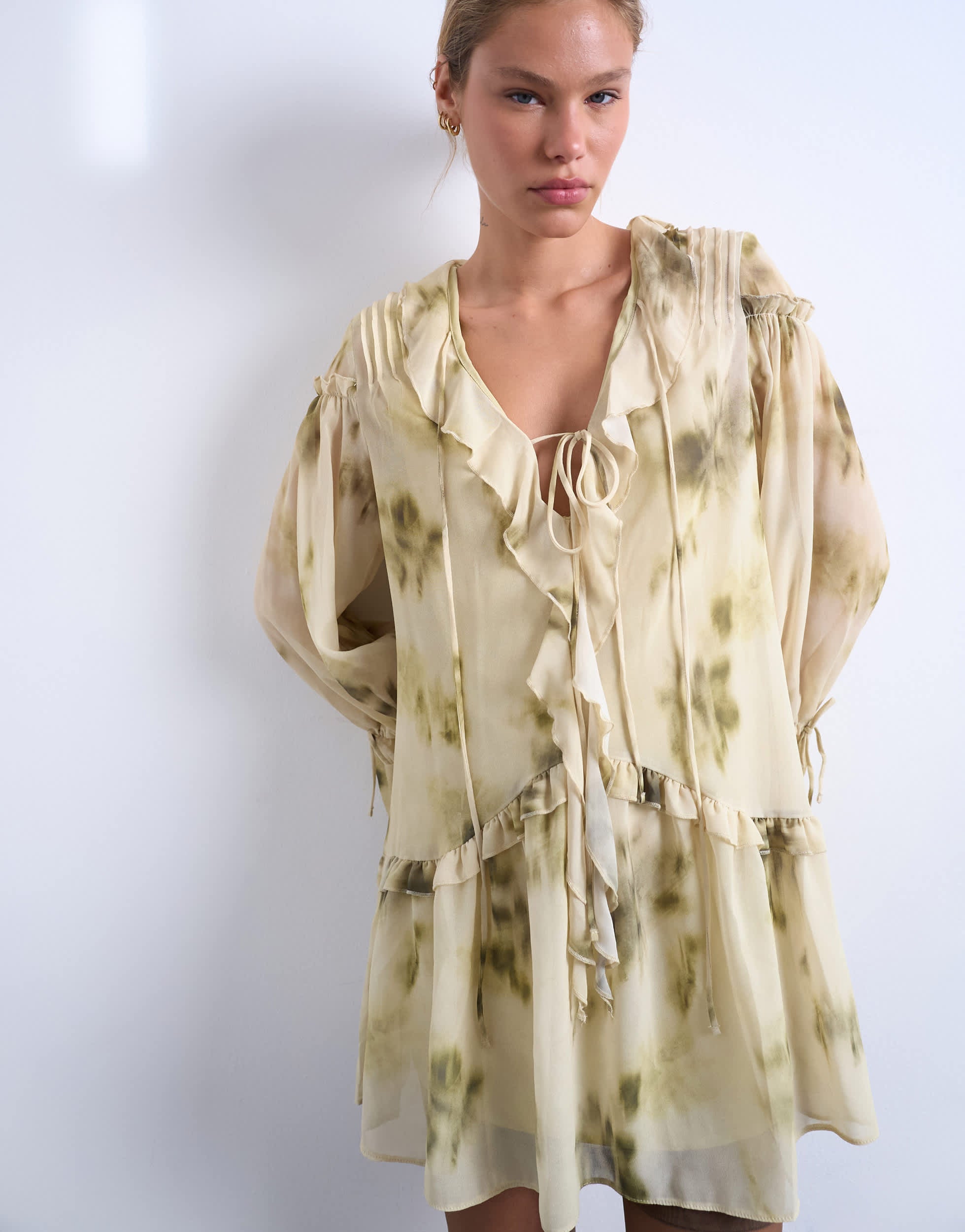 Topshop Minikleid mit Rüschenärmeln und grünem Blumenmuster
