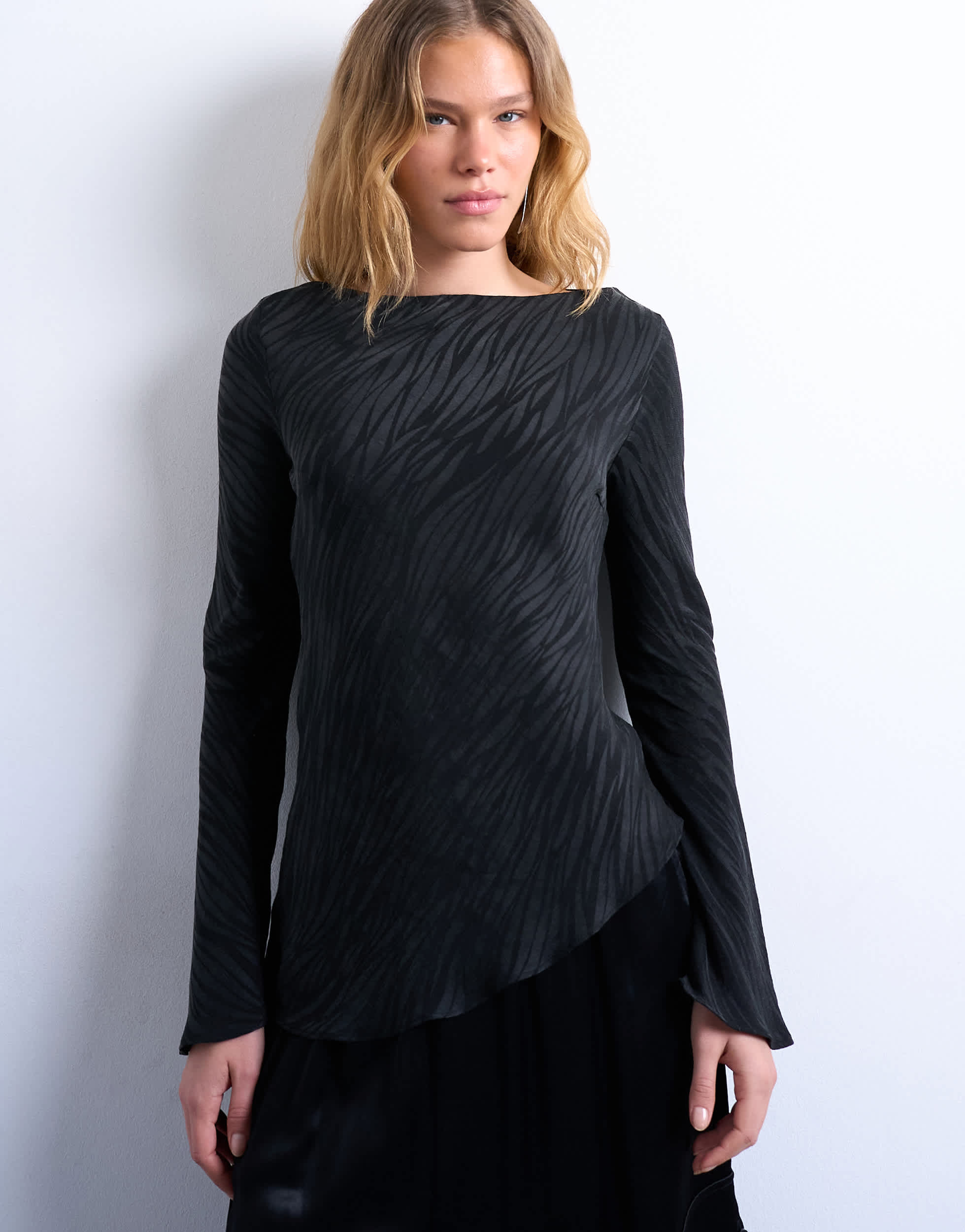 Topshop Langarmshirt mit Zebra-Jaquardmuster und U-Boot-Ausschnitt in Schwarz
