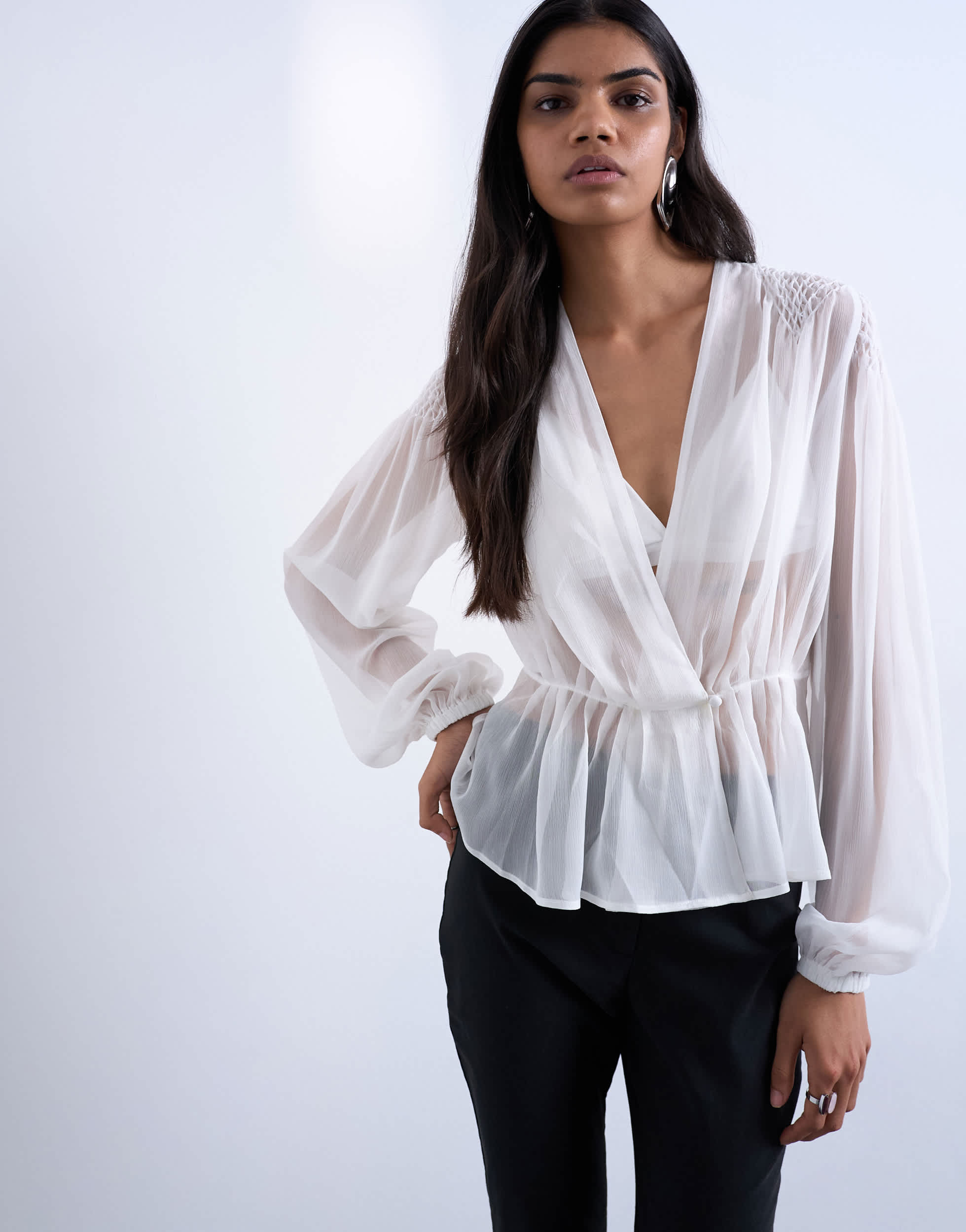 Topshop Chiffonbluse mit transparentem Einsatz und langen Ärmeln in Elfenbein