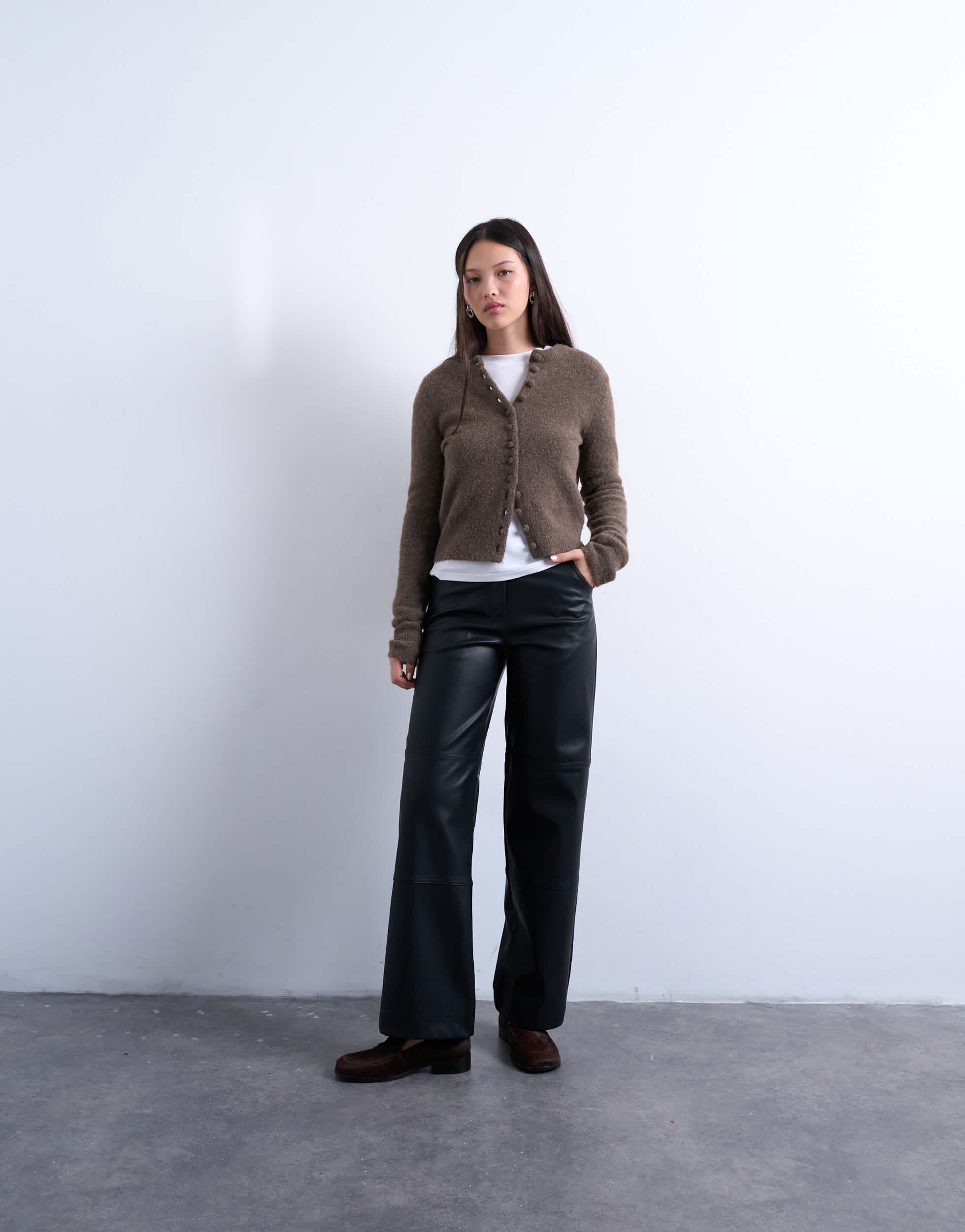 Topshop Hose mit geradem Bein und Ziernähten aus Kunstleder in Schwarz