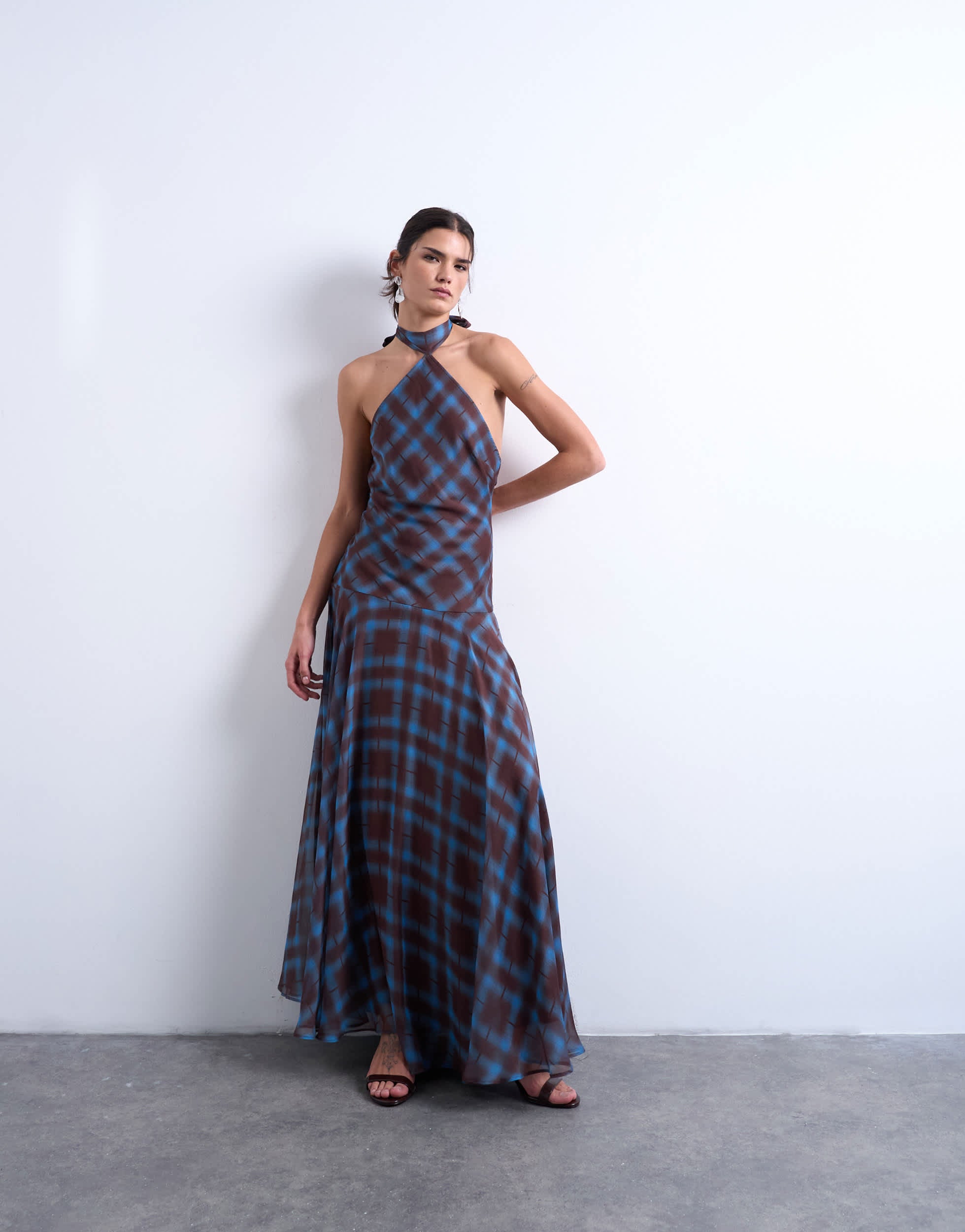 Robe longue Topshop en mousseline bleue à carreaux, ourlet volumineux et taille basse.