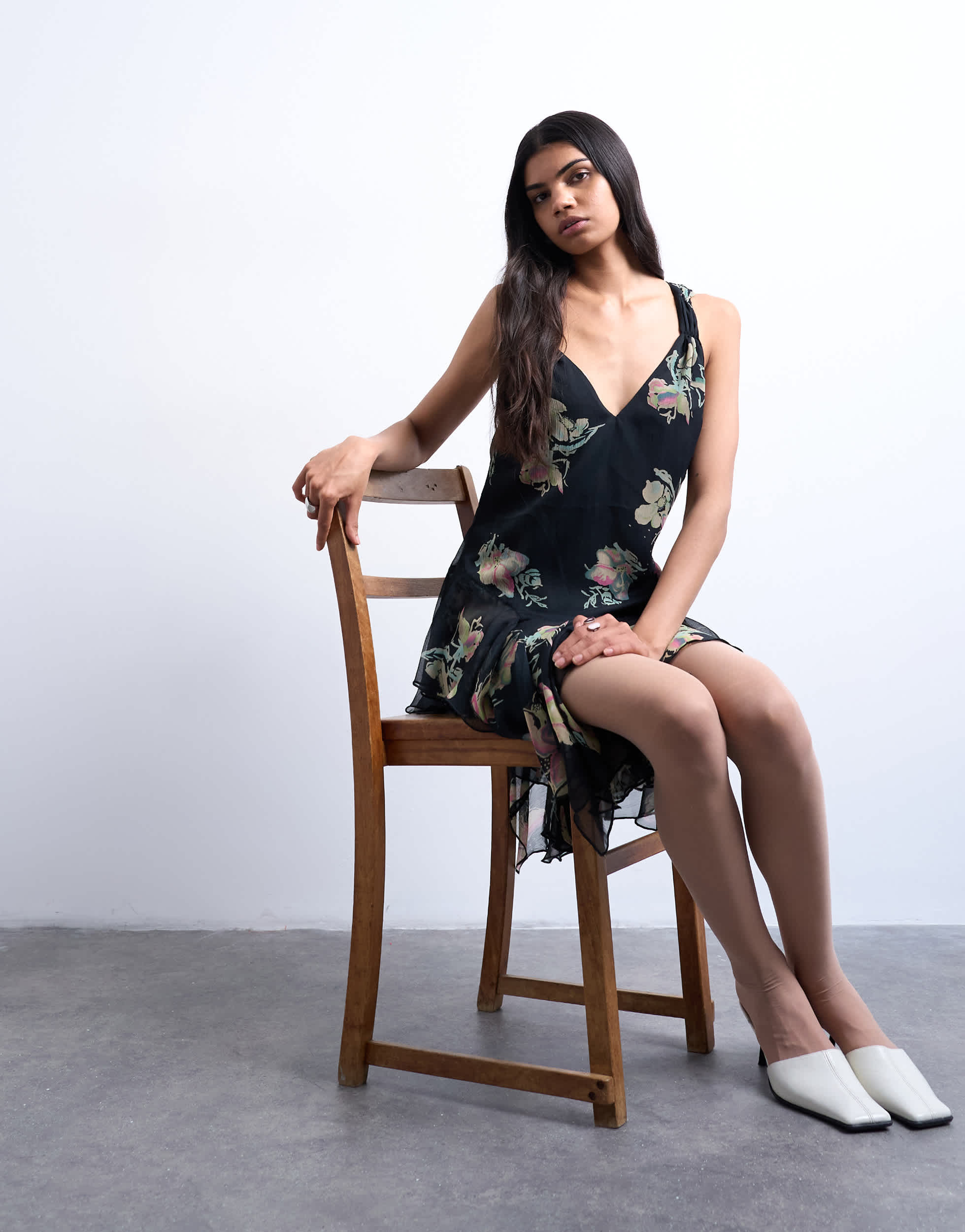 Robe courte Topshop à ourlet asymétrique et bretelles pincées, à imprimé floral sur fond noir.