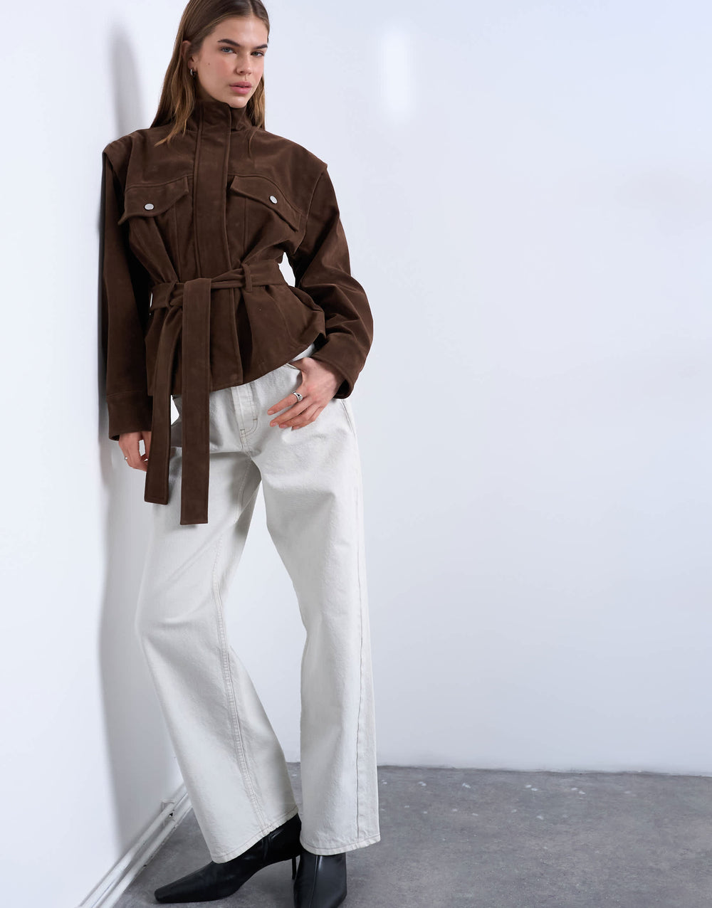 Topshop-Jacke aus Kunstwildleder mit tiefem Trichterkragen und Gürtel in Braun
