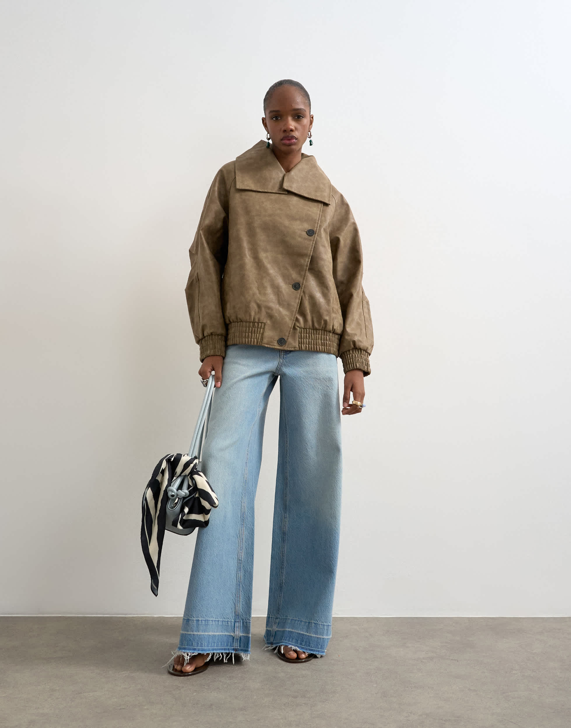 Topshop Bomberjacke aus Kunstleder mit asymmetrischem Oversize-Schnitt und Stehkragen in verwaschenem Braun