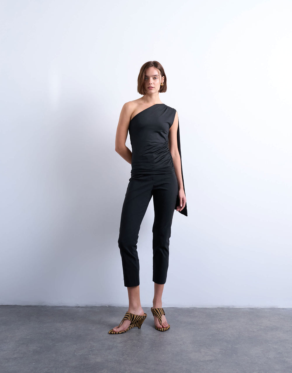 Haut Topshop noir à une épaule avec détail cape