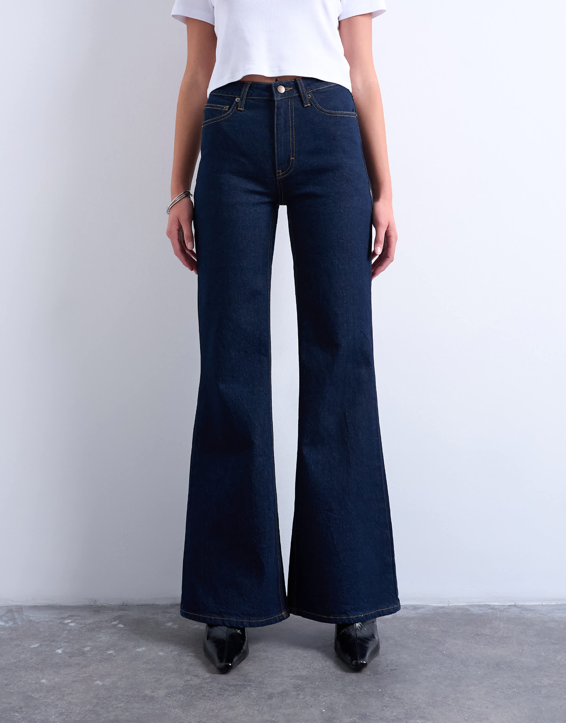 Topshop Pippa Mid-Rise Comfort Stretch Flare Jeans in Indigoblau
