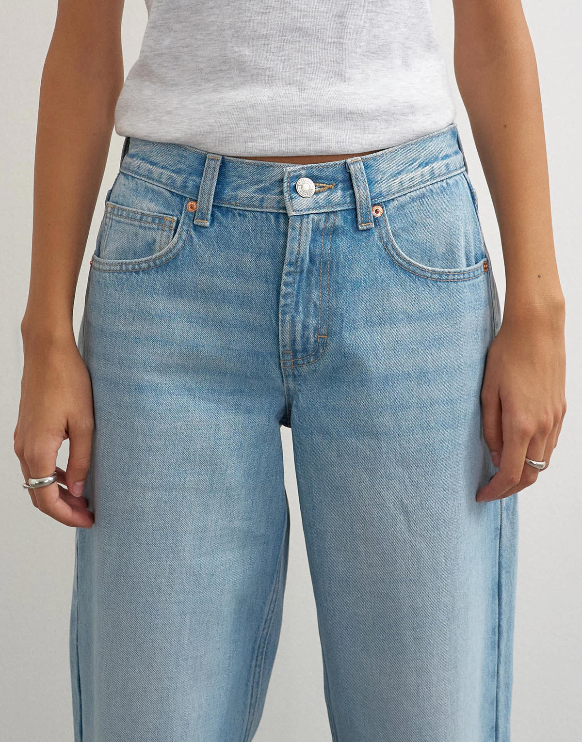 Topshop Cinch low rise relaxed jean in bleach