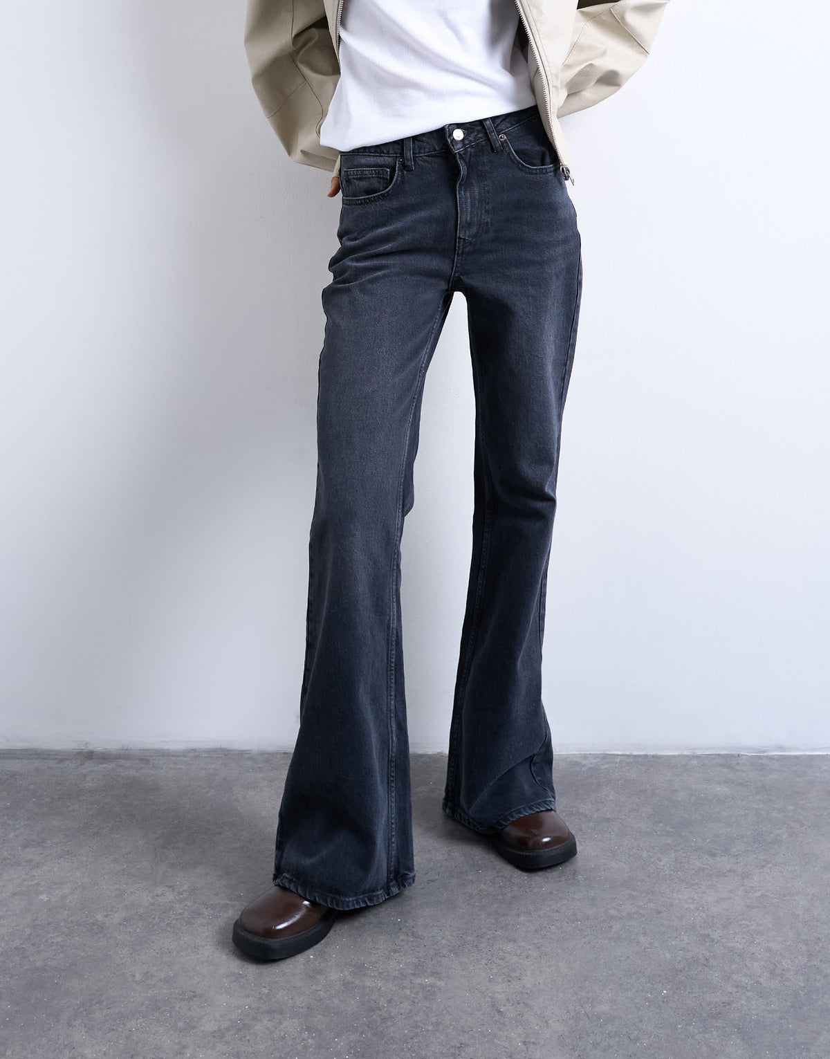 Topshop Pippa mid rise comfort stretch flare jean in washed black