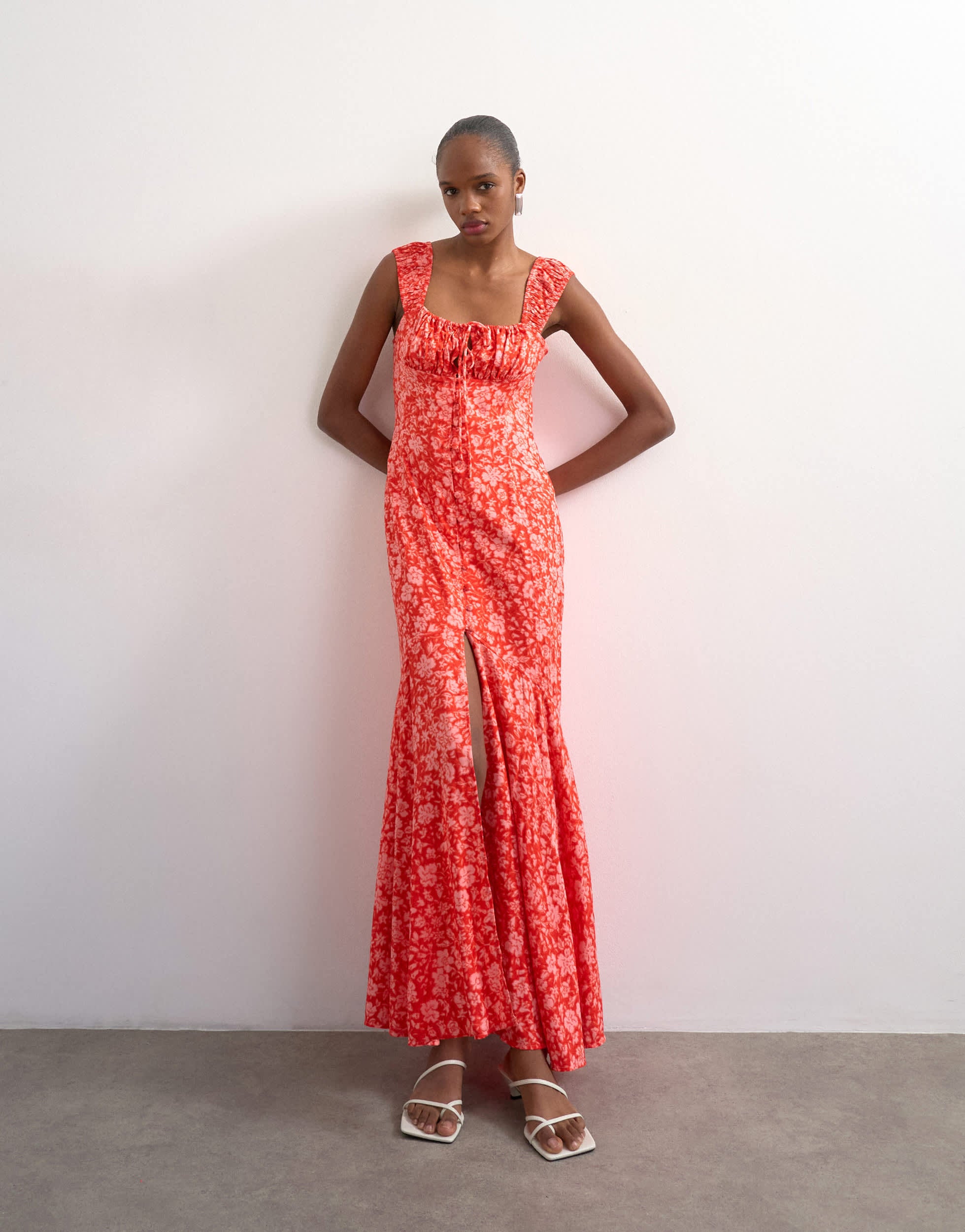 Robe longue d'été Topshop à manches courtes et boutons sur le devant, à petits motifs floraux rouges.