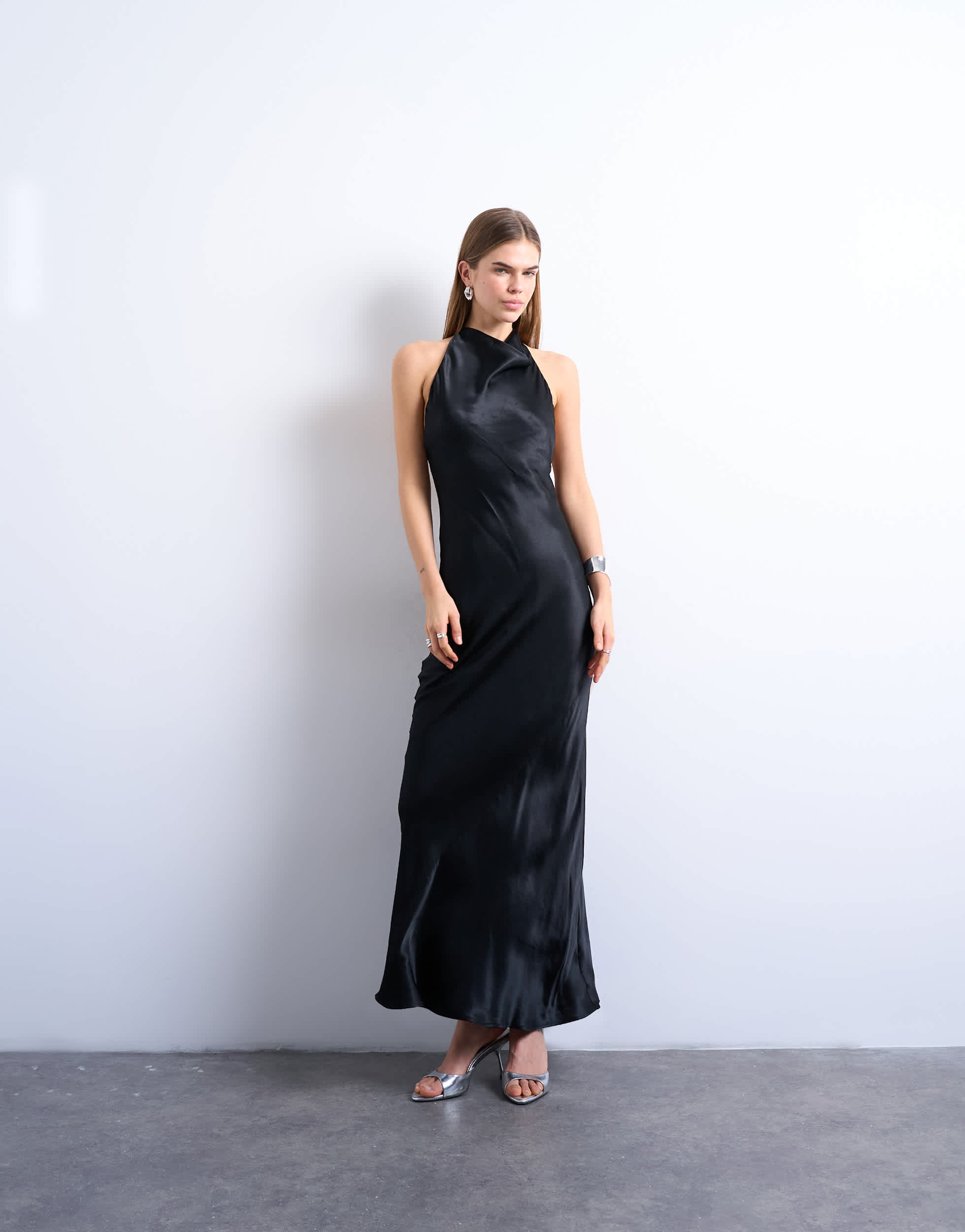 Topshop Maxikleid mit hohem Kragen und Wasserfallausschnitt in Schwarz