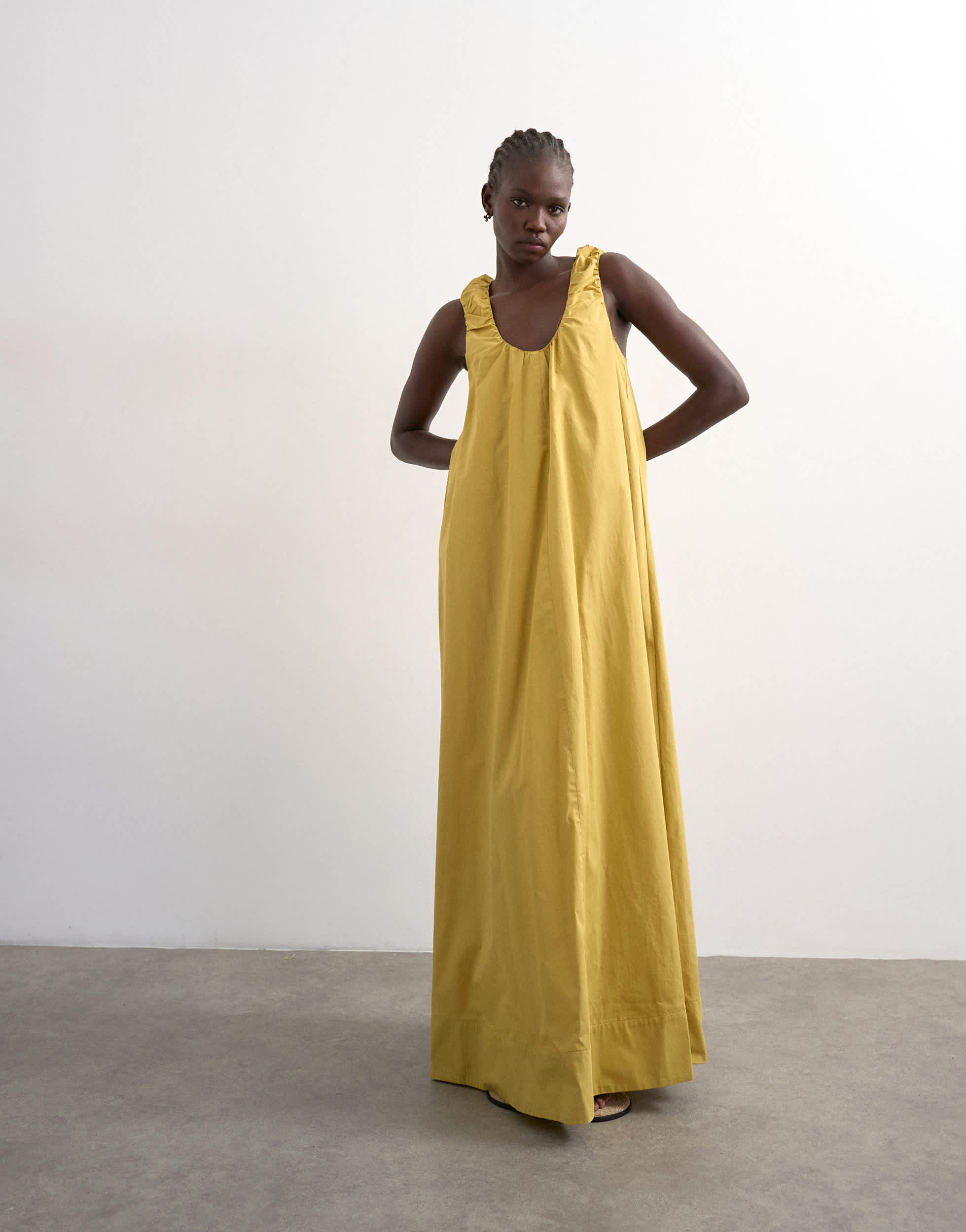Topshop Popeline-Maxikleid mit gerafftem Ausschnitt in Ocker