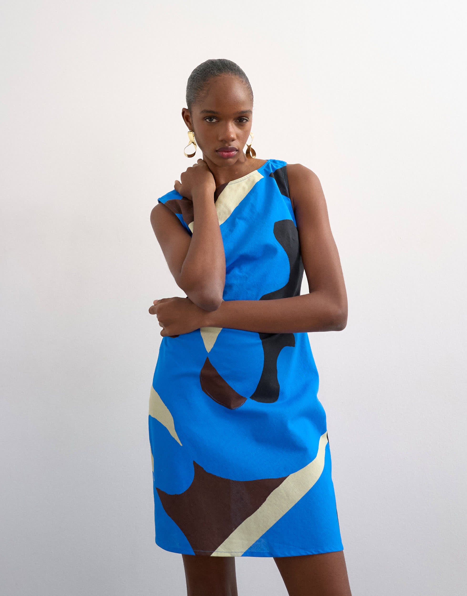 Topshop Leinen-Minikleid mit offenem Rücken in kräftigem Blau mit abstraktem Muster