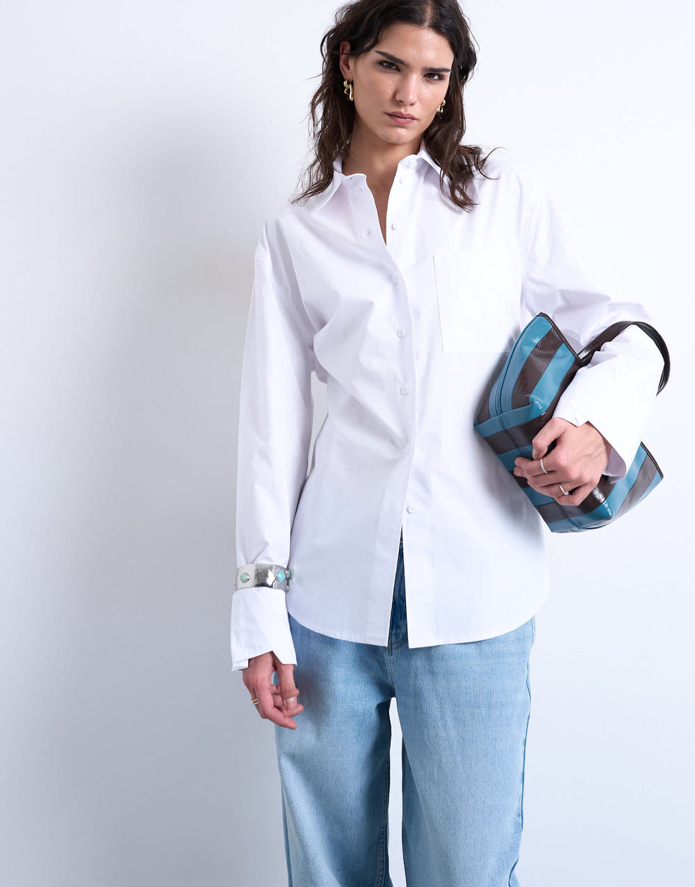 Weißes Oversize-Hemd von Topshop mit abgenähten Manschetten.