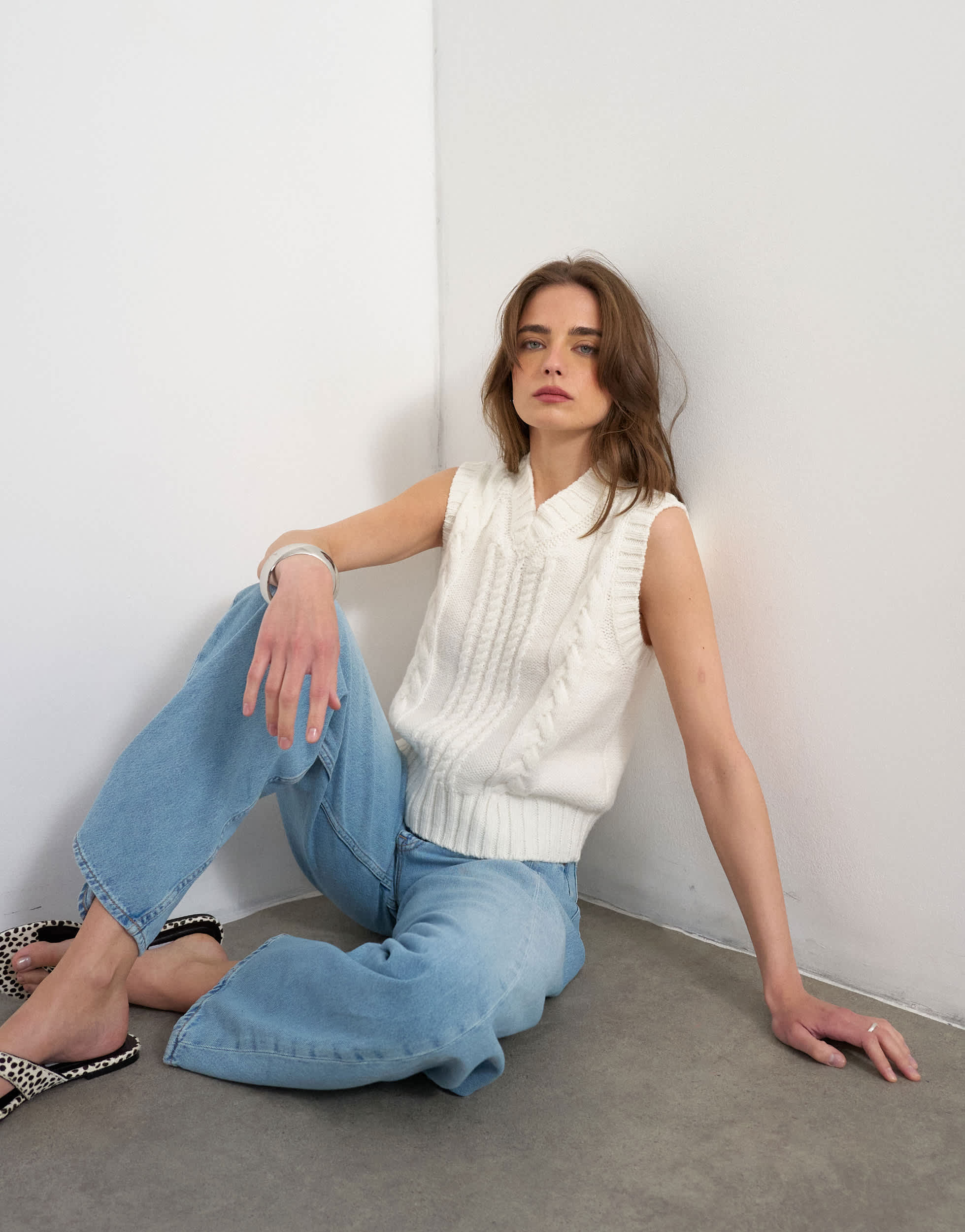 Topshop Strickweste mit Zopfmuster und V-Ausschnitt in Elfenbein