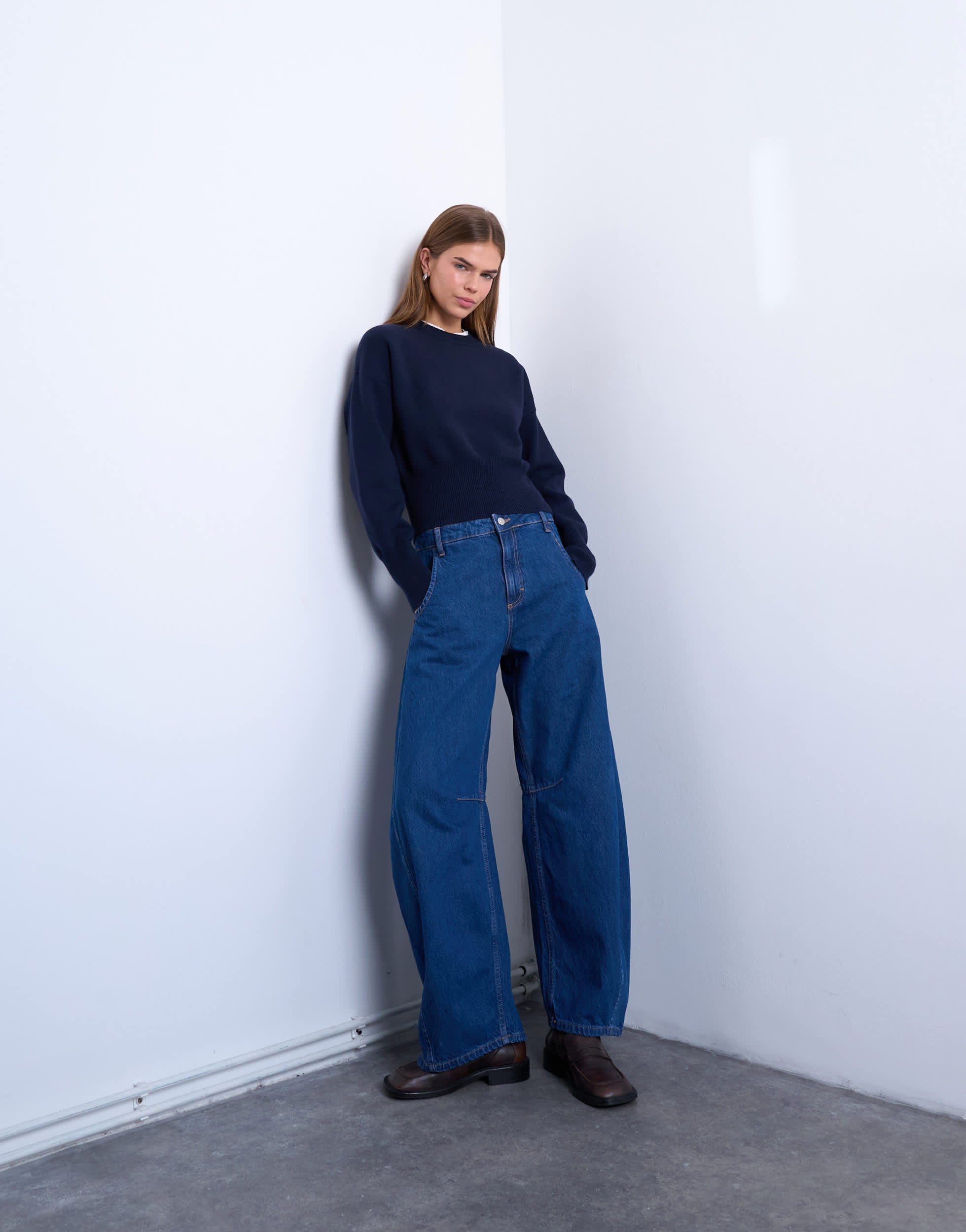 Topshop Horseshoe Mid-Rise Barrel Jeans in Indigoblau
