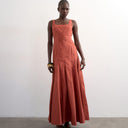 Robe d'été Topshop couleur rouille, ourlet asymétrique et jupe ample.