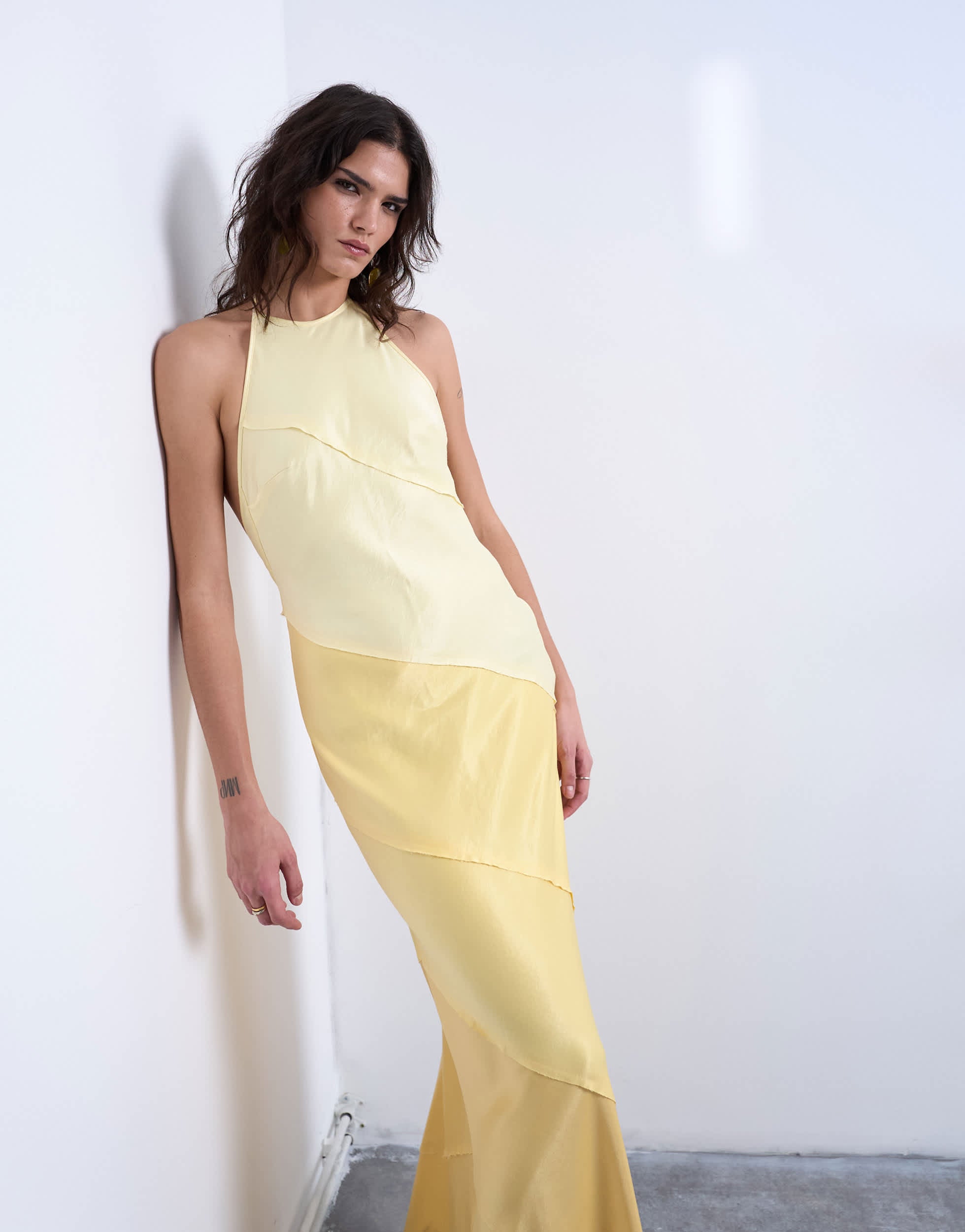 Robe longue dos nu en satin jaune dégradé Topshop, idéale pour les grandes occasions.