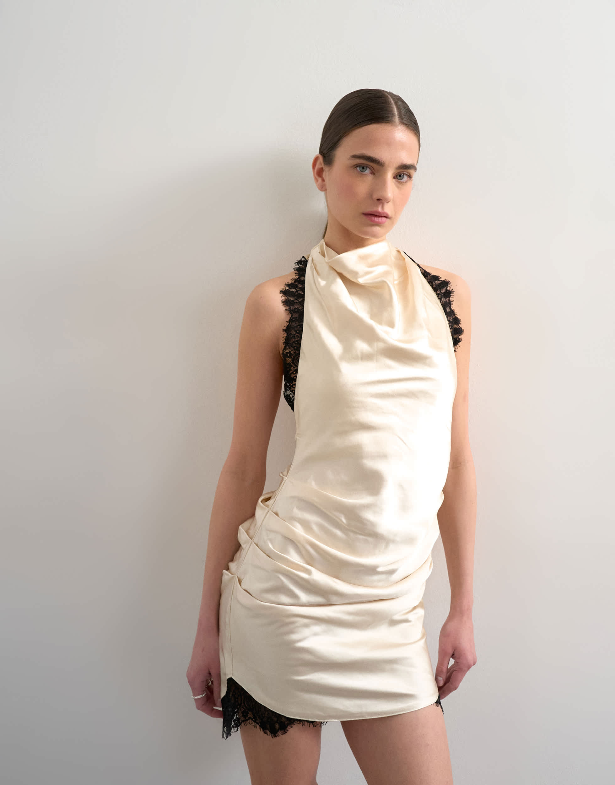 Robe courte Topshop en satin, col bénitier et bordure en dentelle noire contrastante, couleur huître