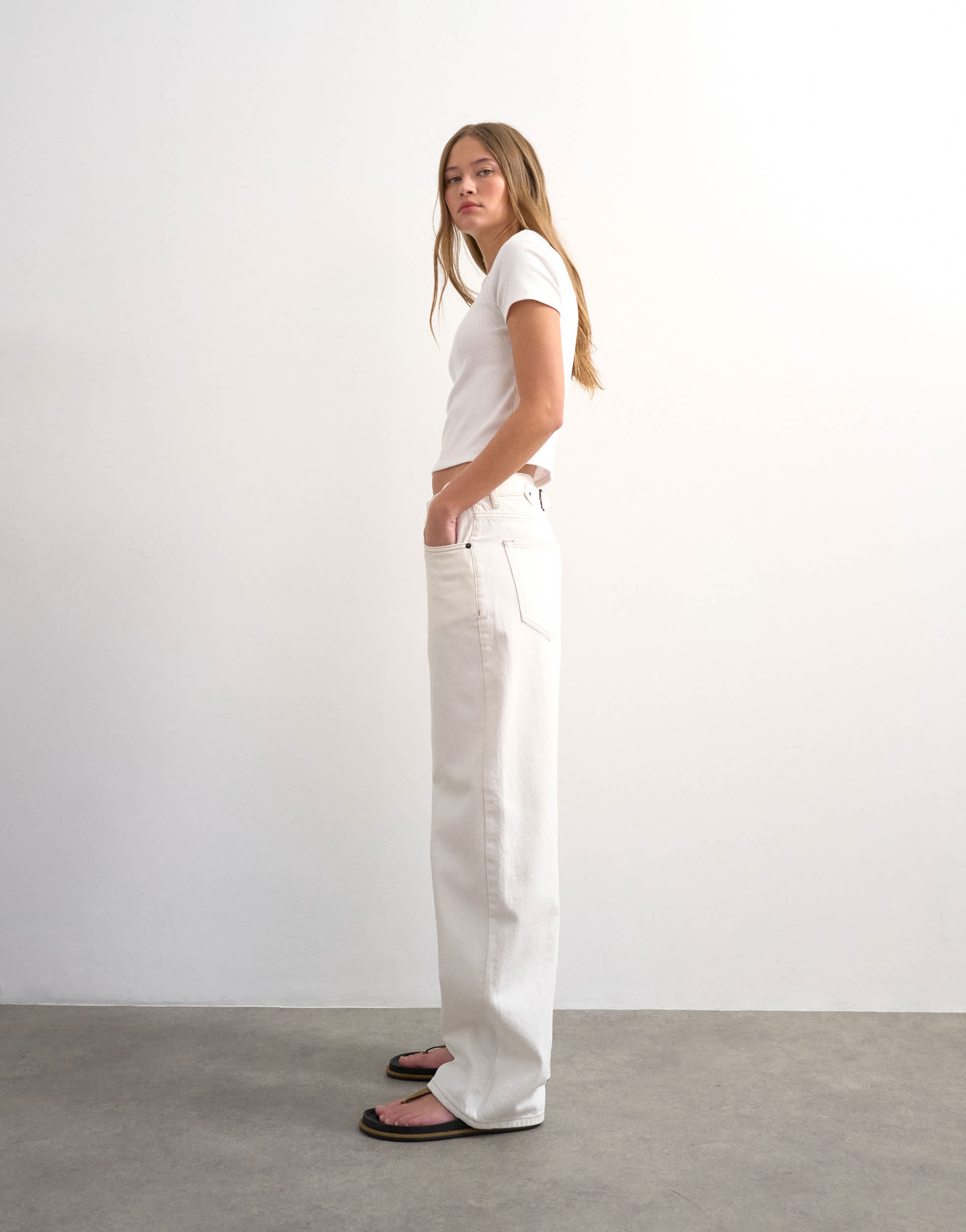 Topshop Cinch Jeans mit niedrigem Bund und entspannter Passform in Beige