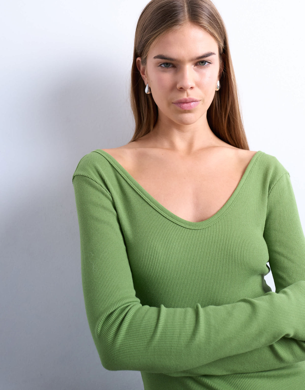 Topshop rib v-neck long sleeve curved hem top in green