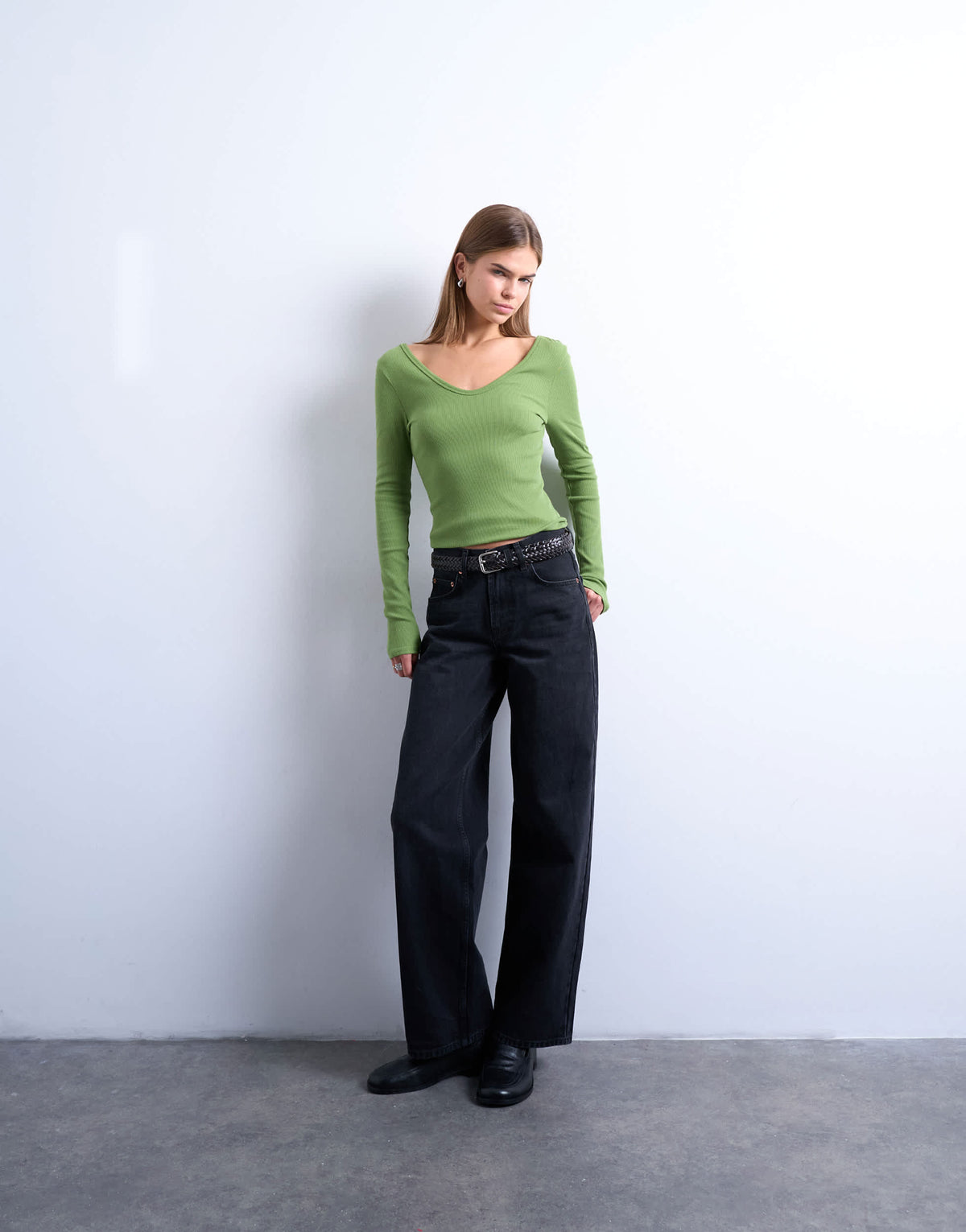 Topshop rib v-neck long sleeve curved hem top in green