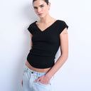 Topshop geripptes Kurzarm-T-Shirt mit V-Ausschnitt in Schwarz