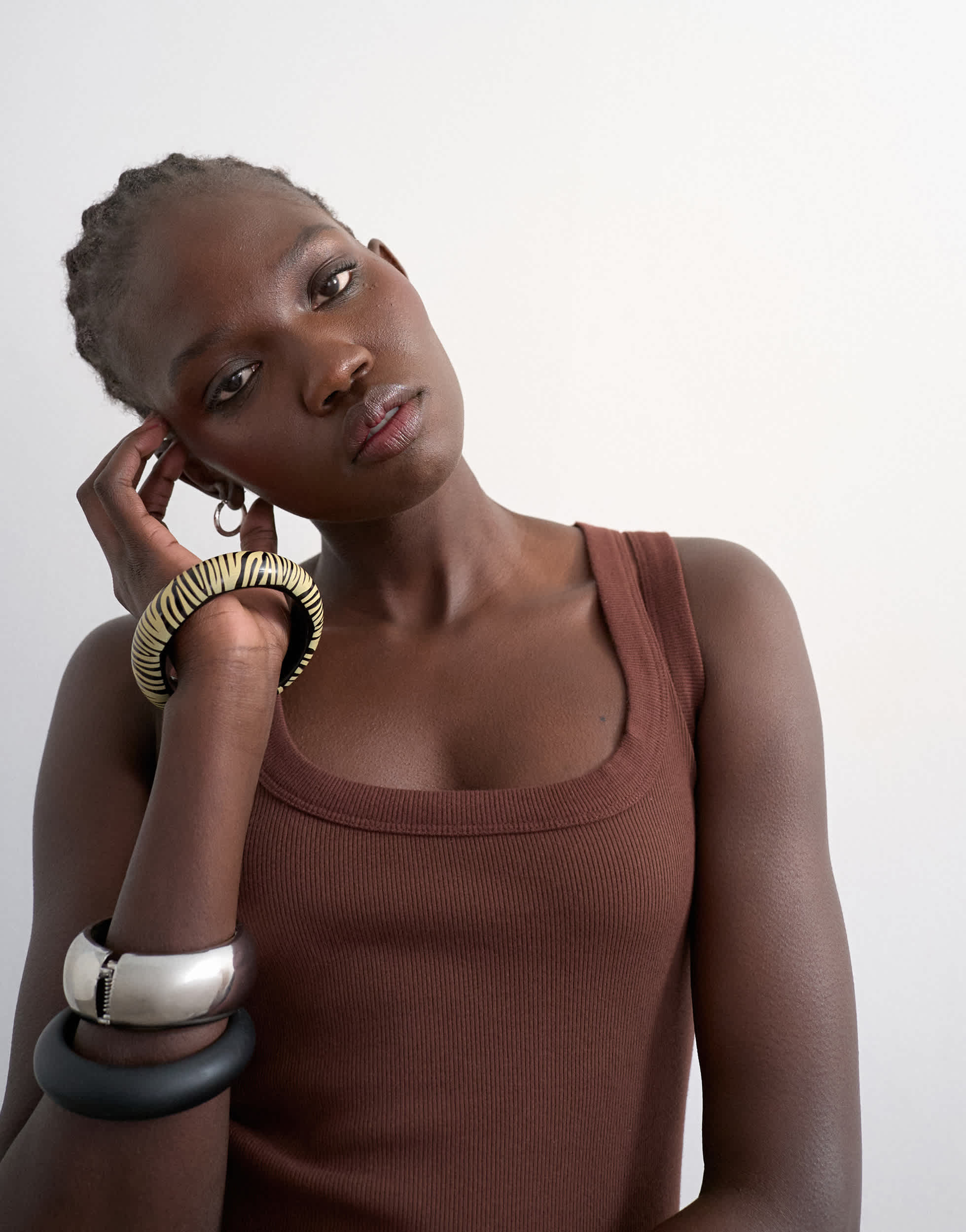 Topshop Rippstrickweste mit Rundhalsausschnitt in Schokoladenbraun