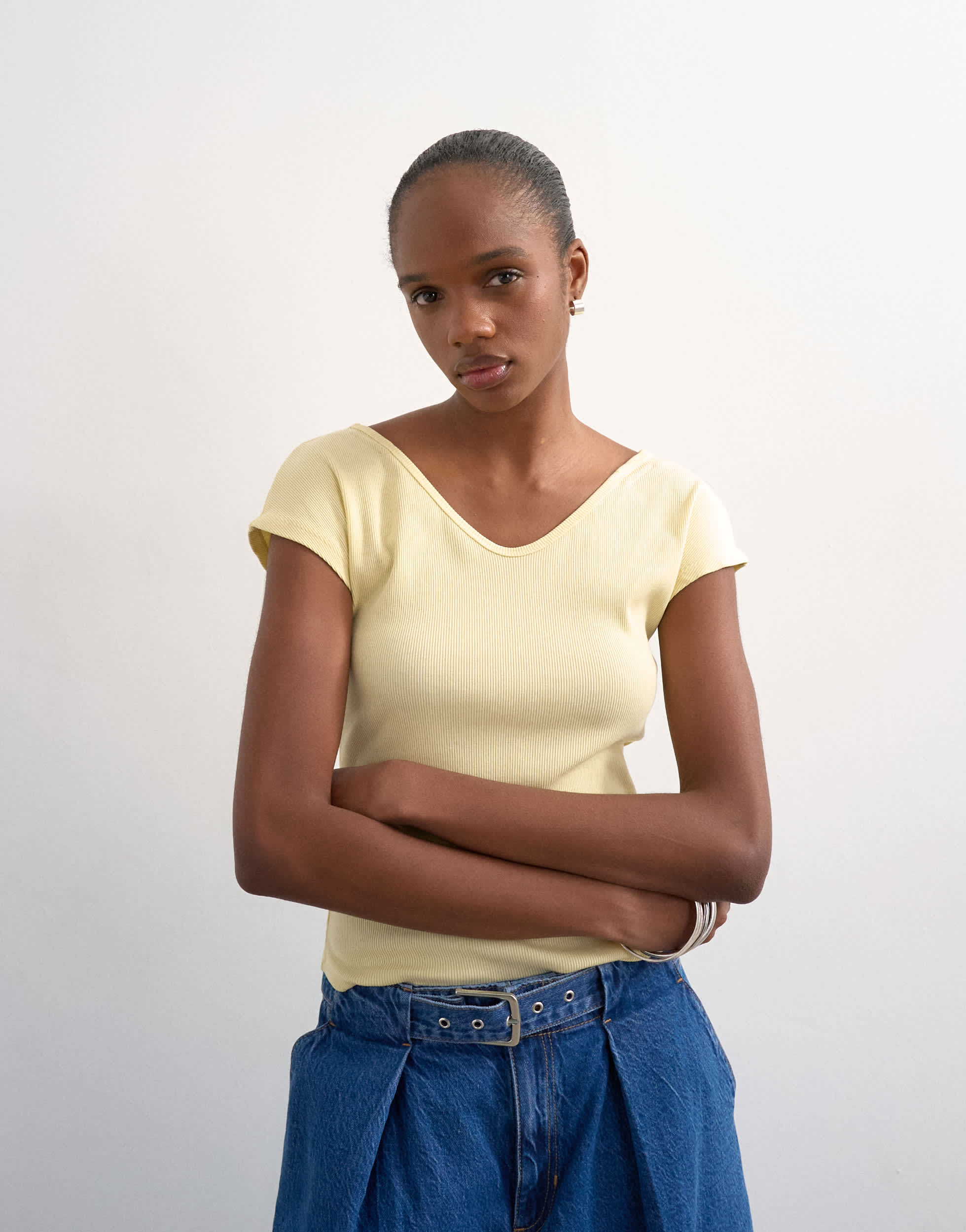 Topshop geripptes Kurzarm-T-Shirt mit V-Ausschnitt in Buttermilch