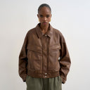 Blouson bomber Topshop en similicuir marron délavé, coupe carrée, fermeture éclair et poches.