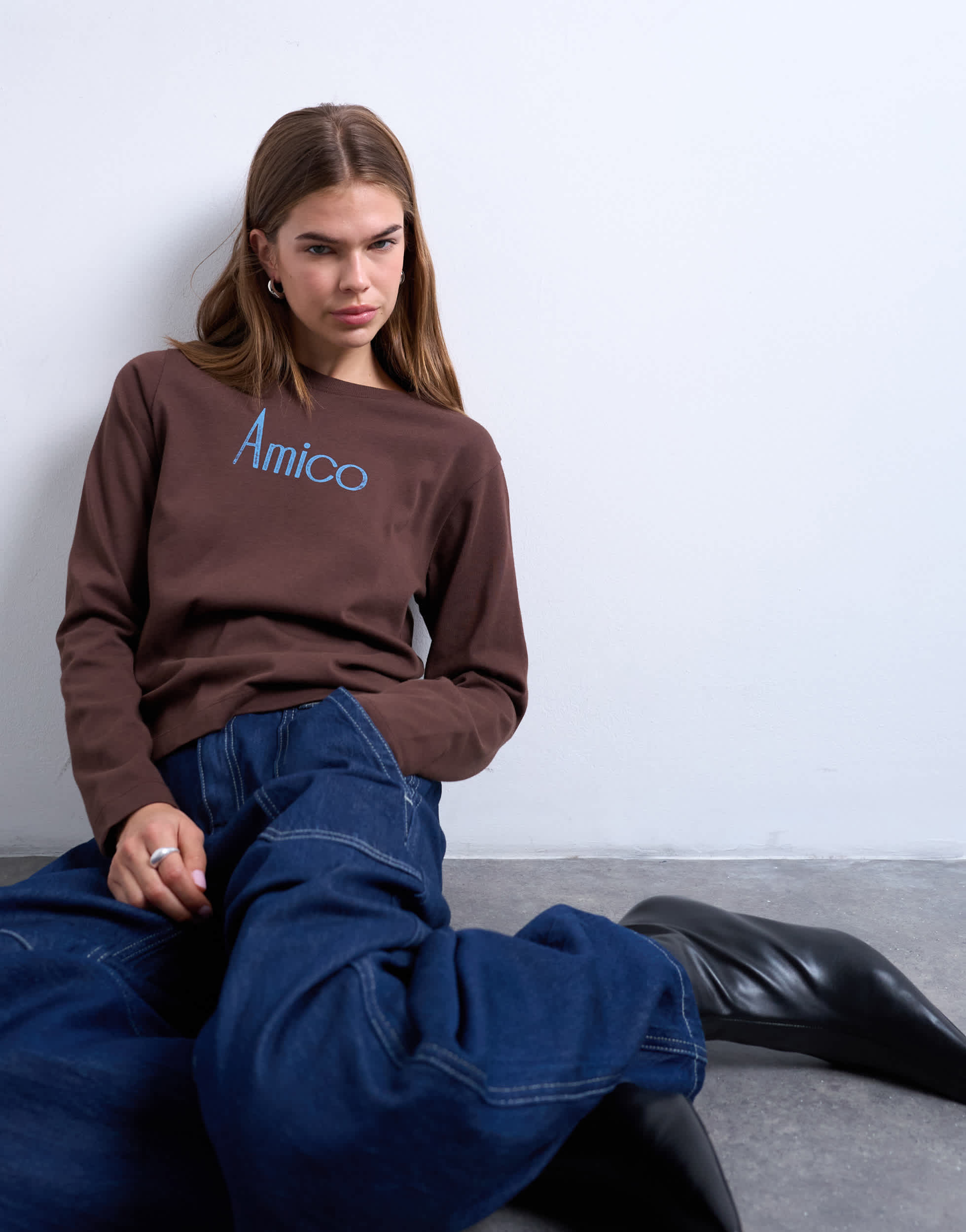 Topshop Amico Langarmshirt mit Grafikprint in Braun