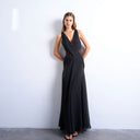 Robe de soirée Topshop noire à décolleté plongeant et ourlet long, ornée d'empiècements transparents.