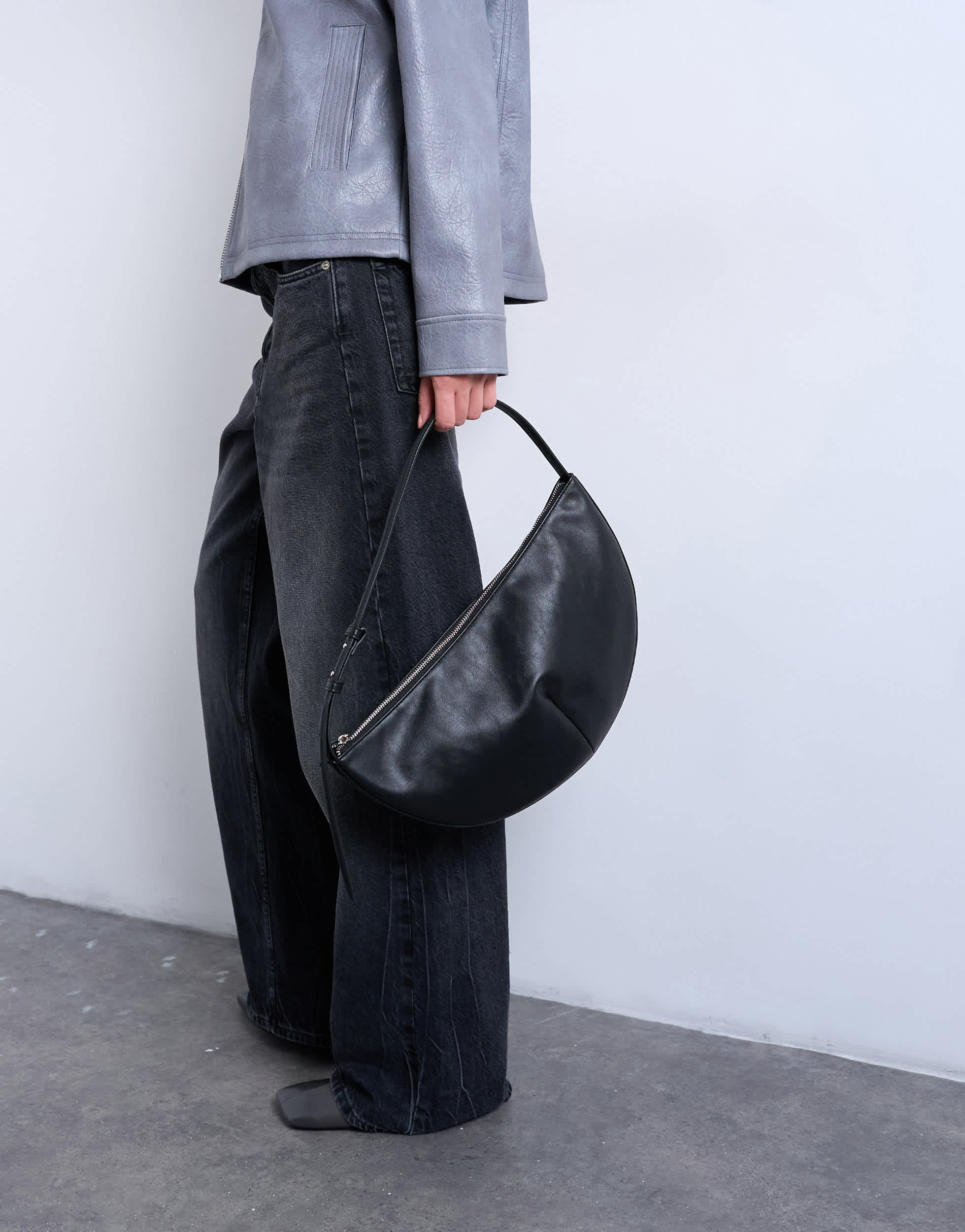 Sac à bandoulière Topshop Curly de taille moyenne avec anse incurvée, en noir