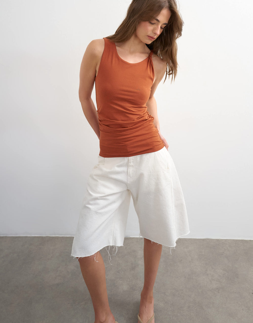Topshop Tanktop mit Knoten-Detail und geraffter Seite in Braun